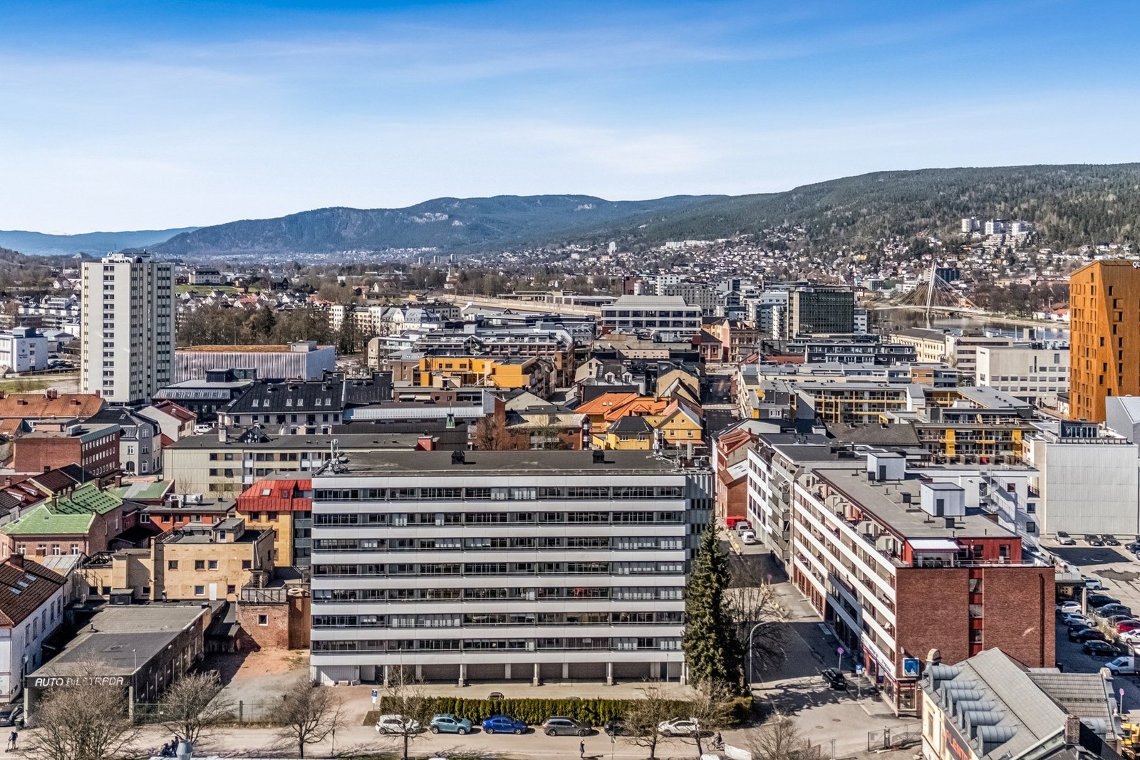 2-roms leiligheten ligger i høy 1. etasje med kort vei til " alt " Galleribilde