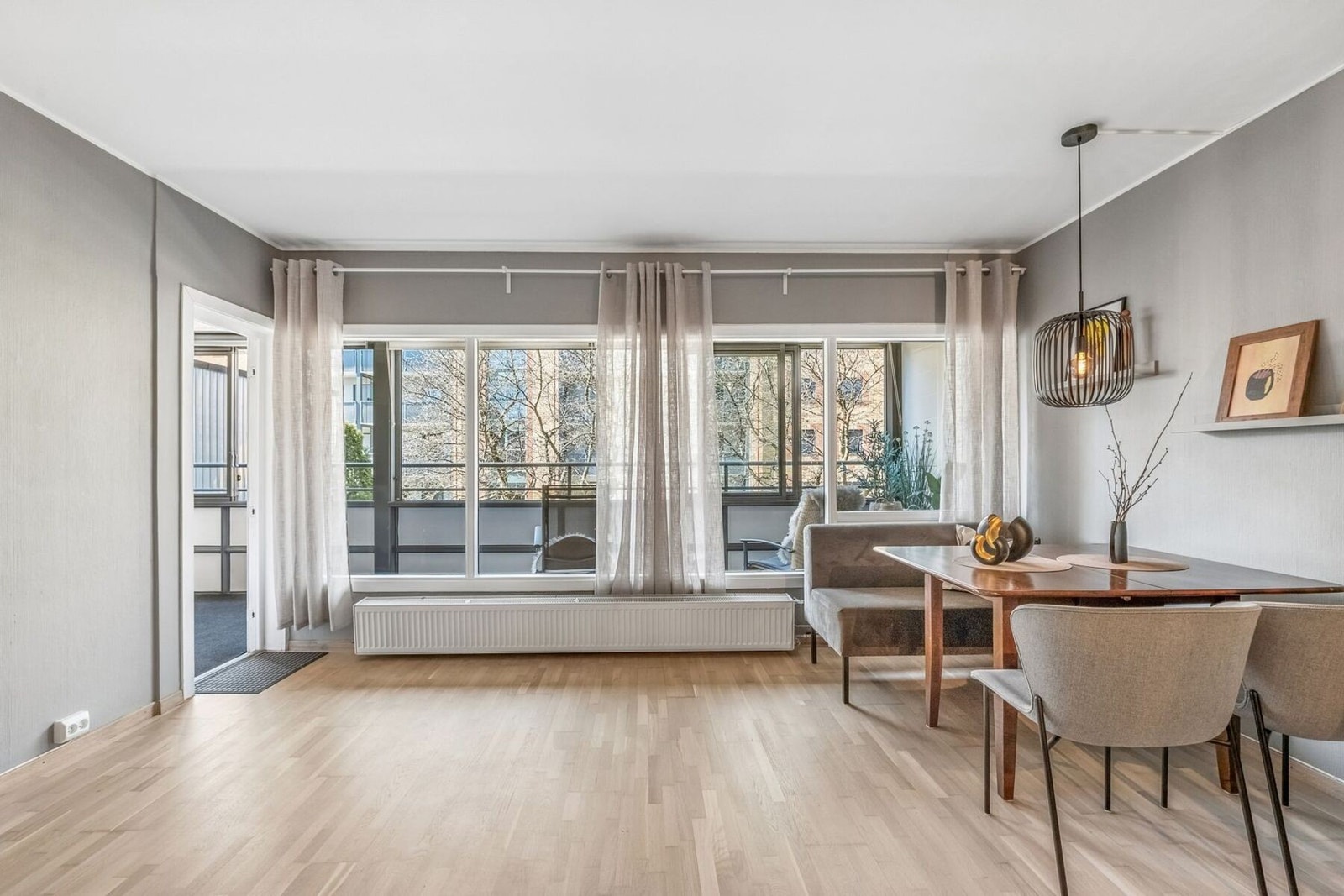 Store vindusflater sørger for rikelig med naturlig lys inn i leiligheten. Galleribilde