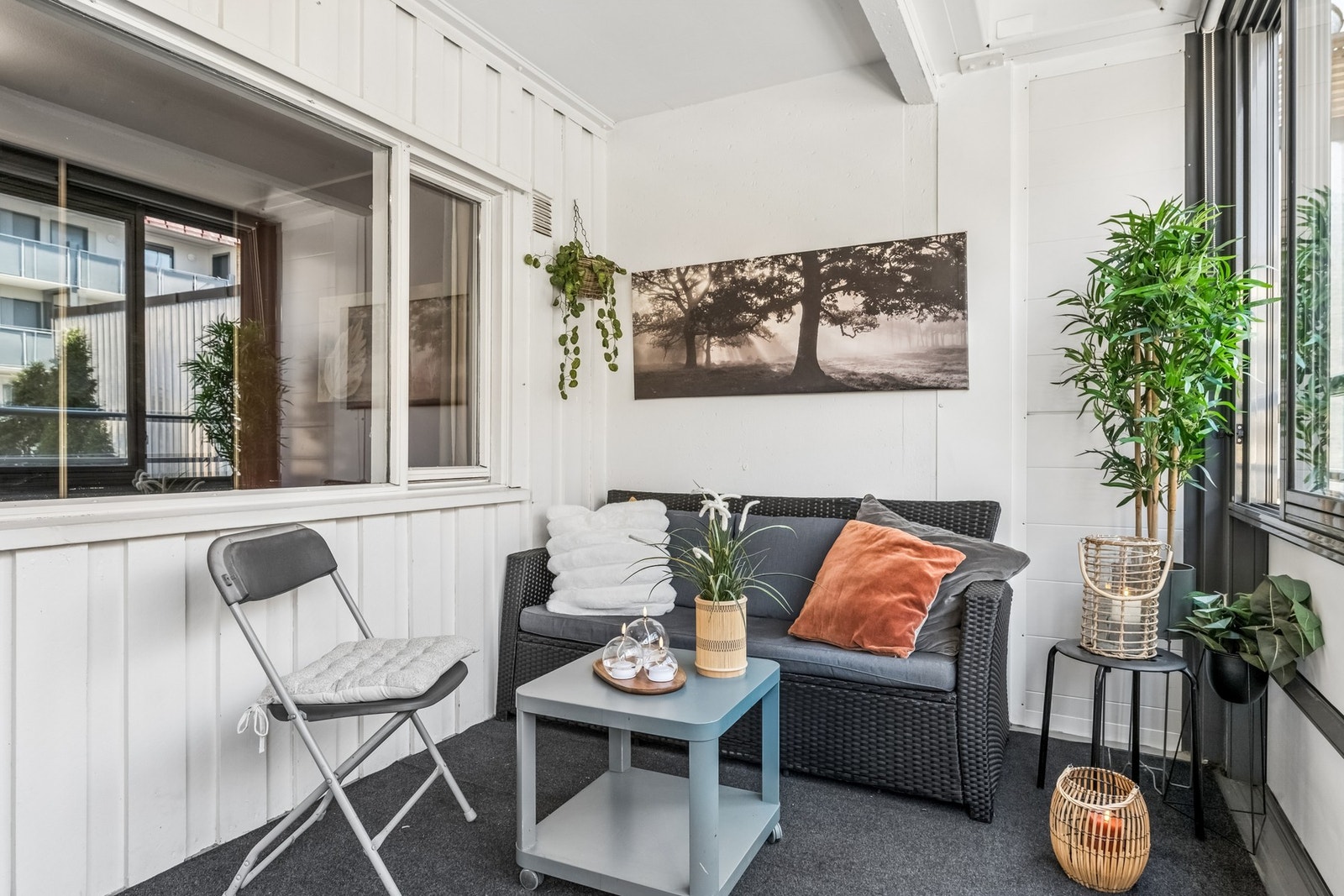 Romslig balkong med plass til flere sittegrupper innbyr til hyggelige sammenkomster. Galleribilde
