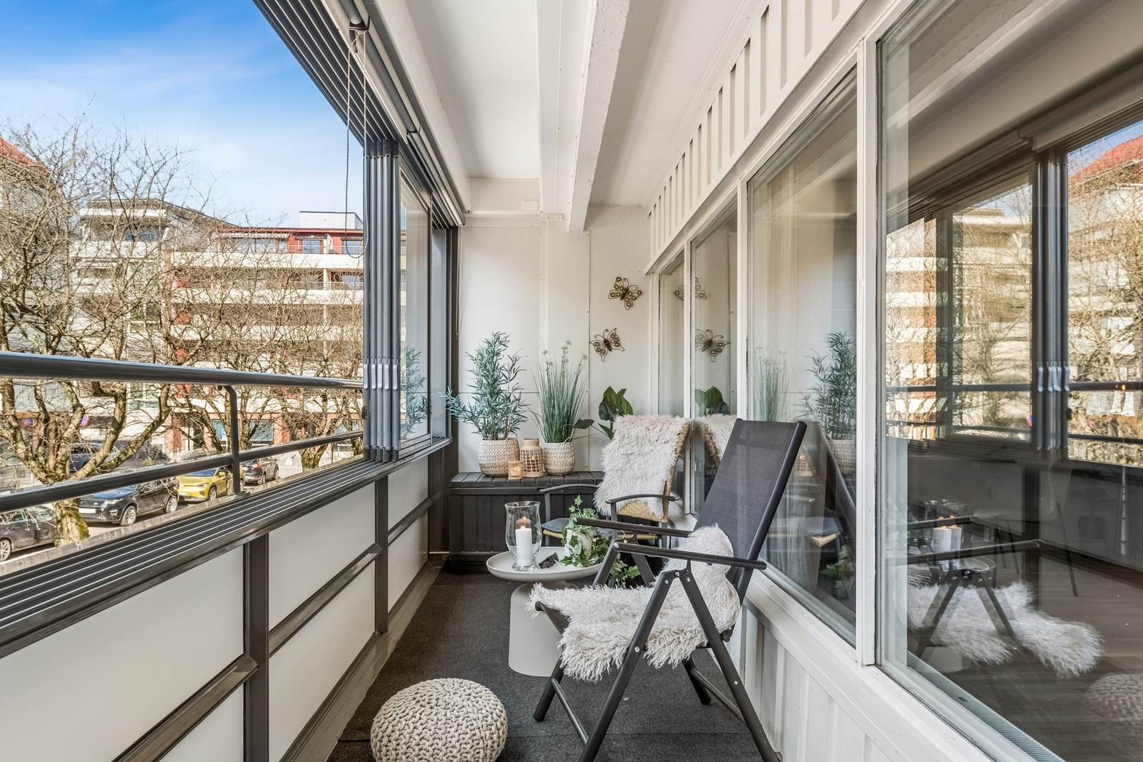 Fra stuen er det utgang til 15kvm innglasset balkong Galleribilde