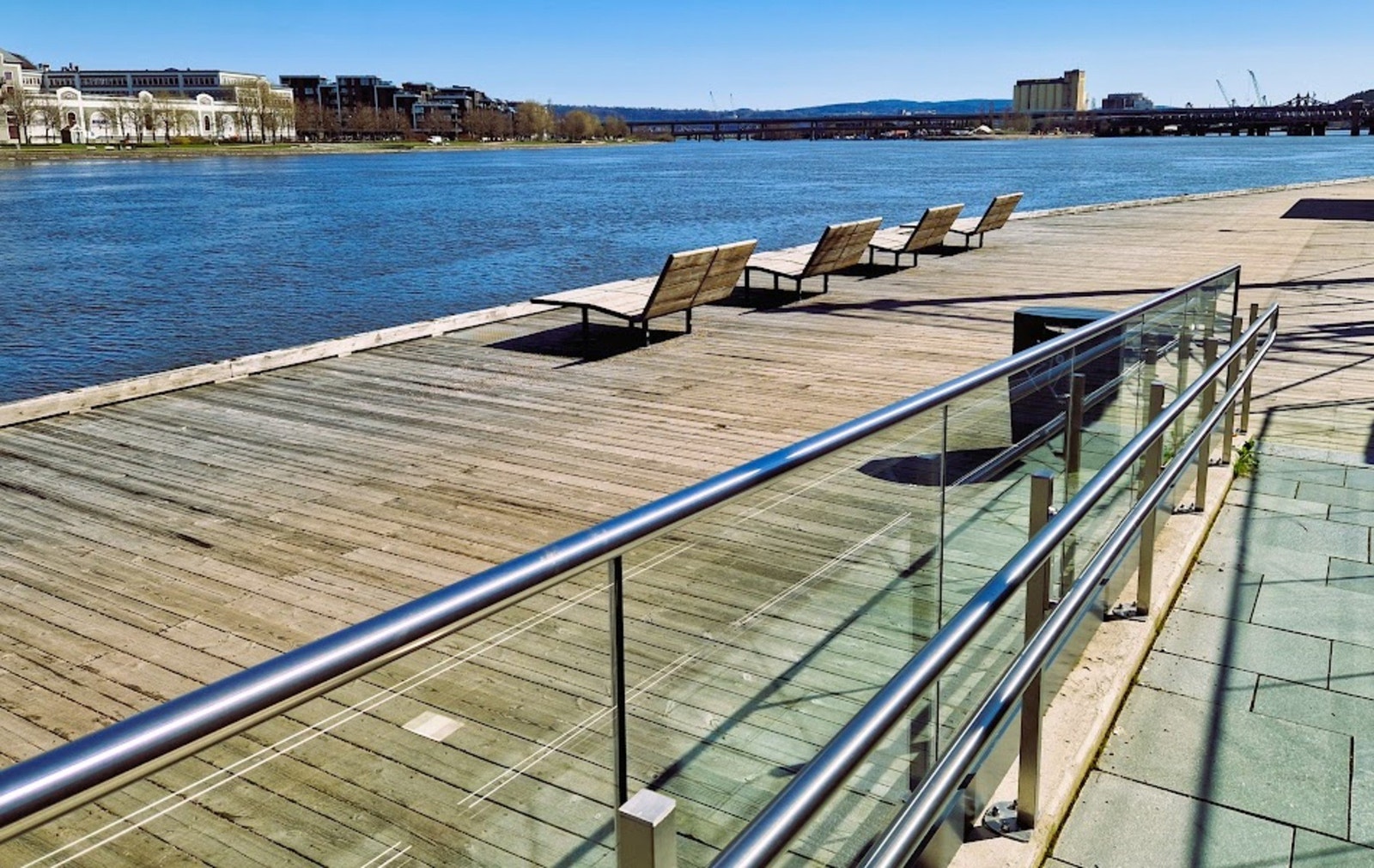 Elvepromenaden inviterer til både aktivitet og avslapping. Galleribilde