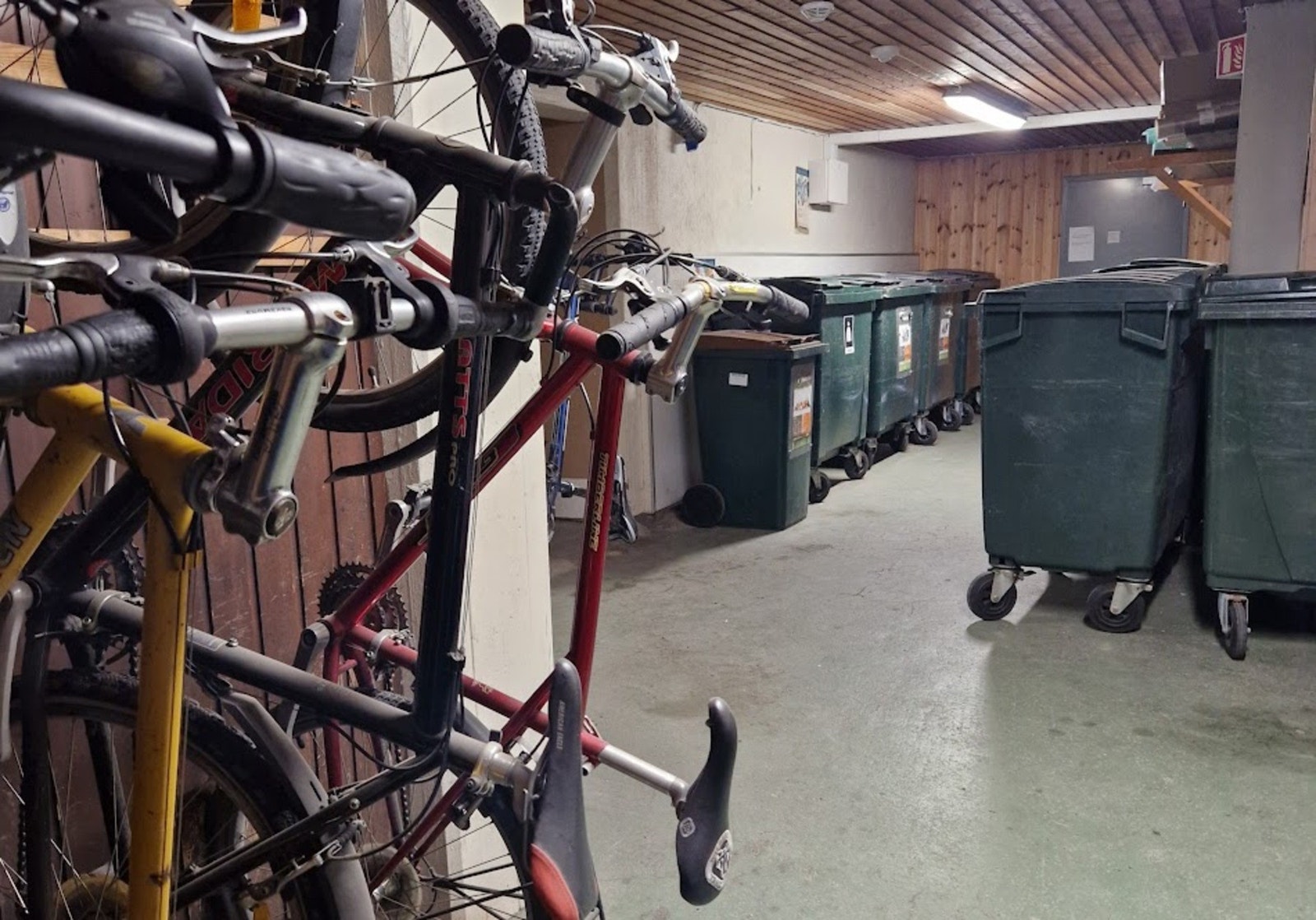 Borettslaget har låst rom for avfall og sykkelparkering. Galleribilde