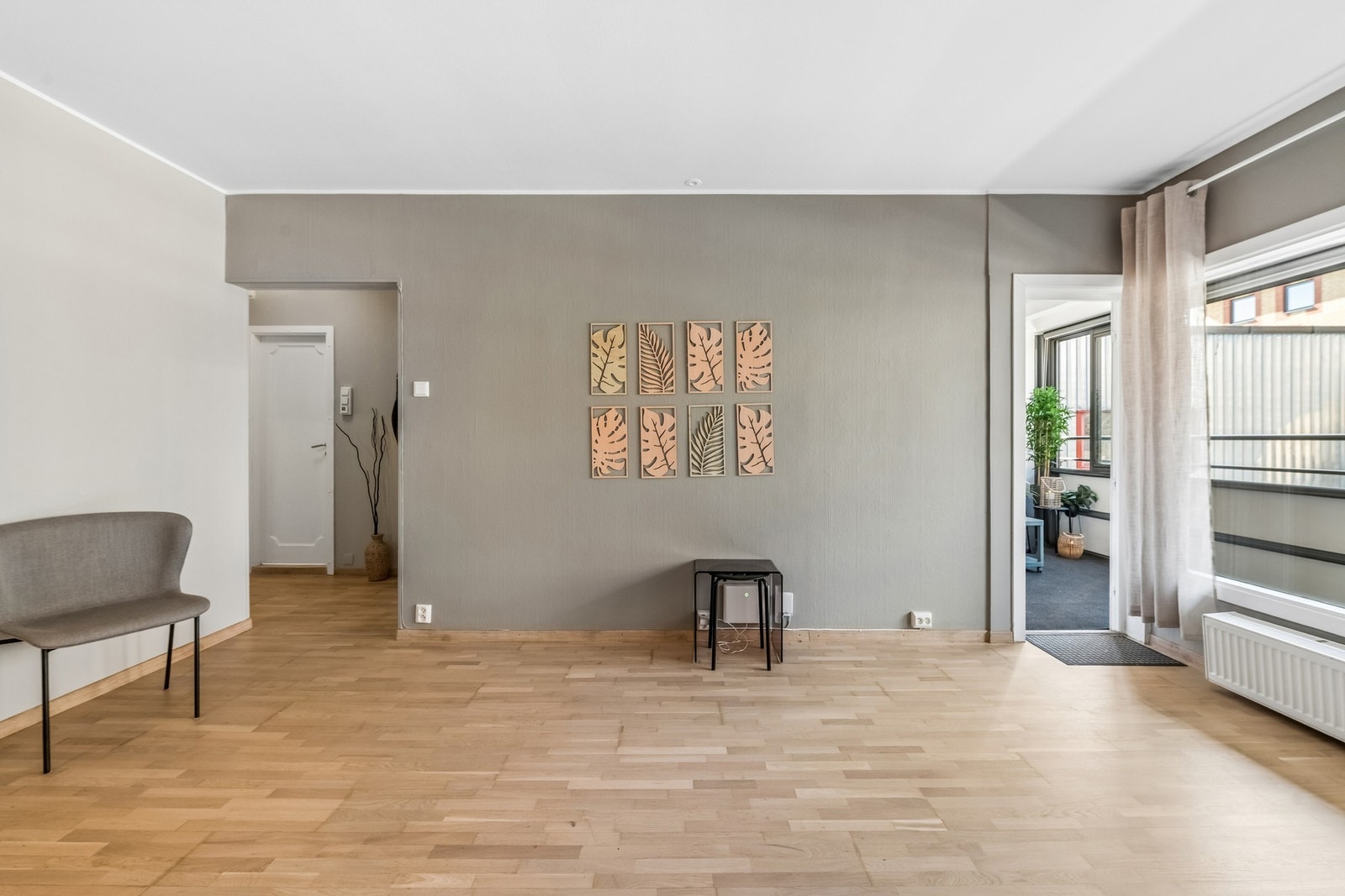 Stuen er romslig og kan møbleres på flere måter, helt etter din egen stil. Galleribilde