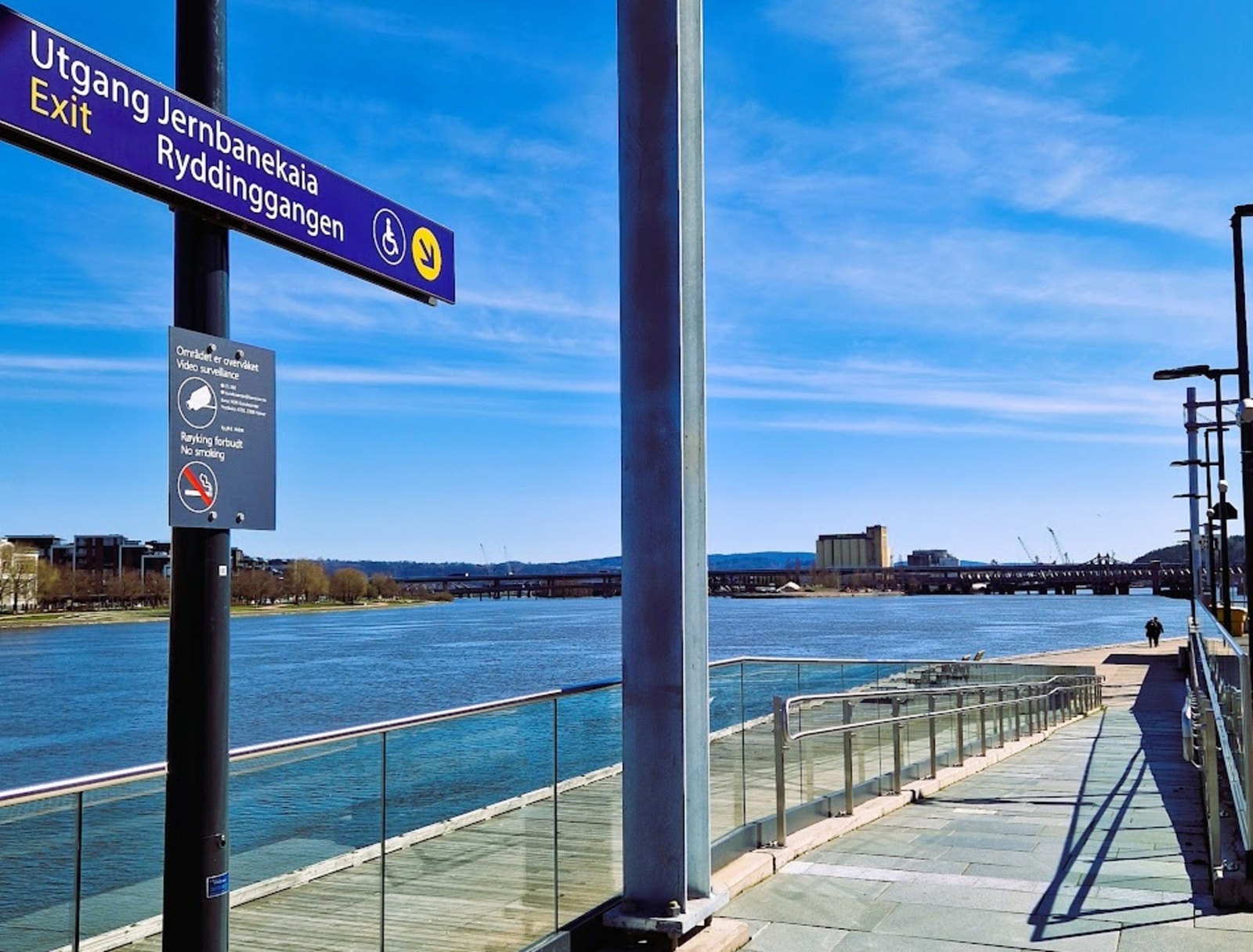 På 7 minutter er du på togperrongen som har direkte adkomst fra elvepromenaden. Galleribilde