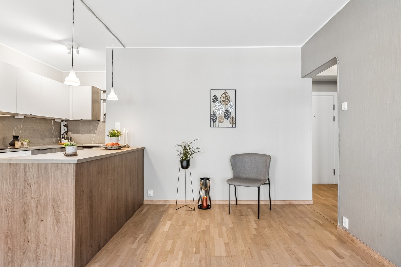 Leiligheten oppleves lys og moderne, parkettgulvene sørger for varm atmosfære. Galleribilde