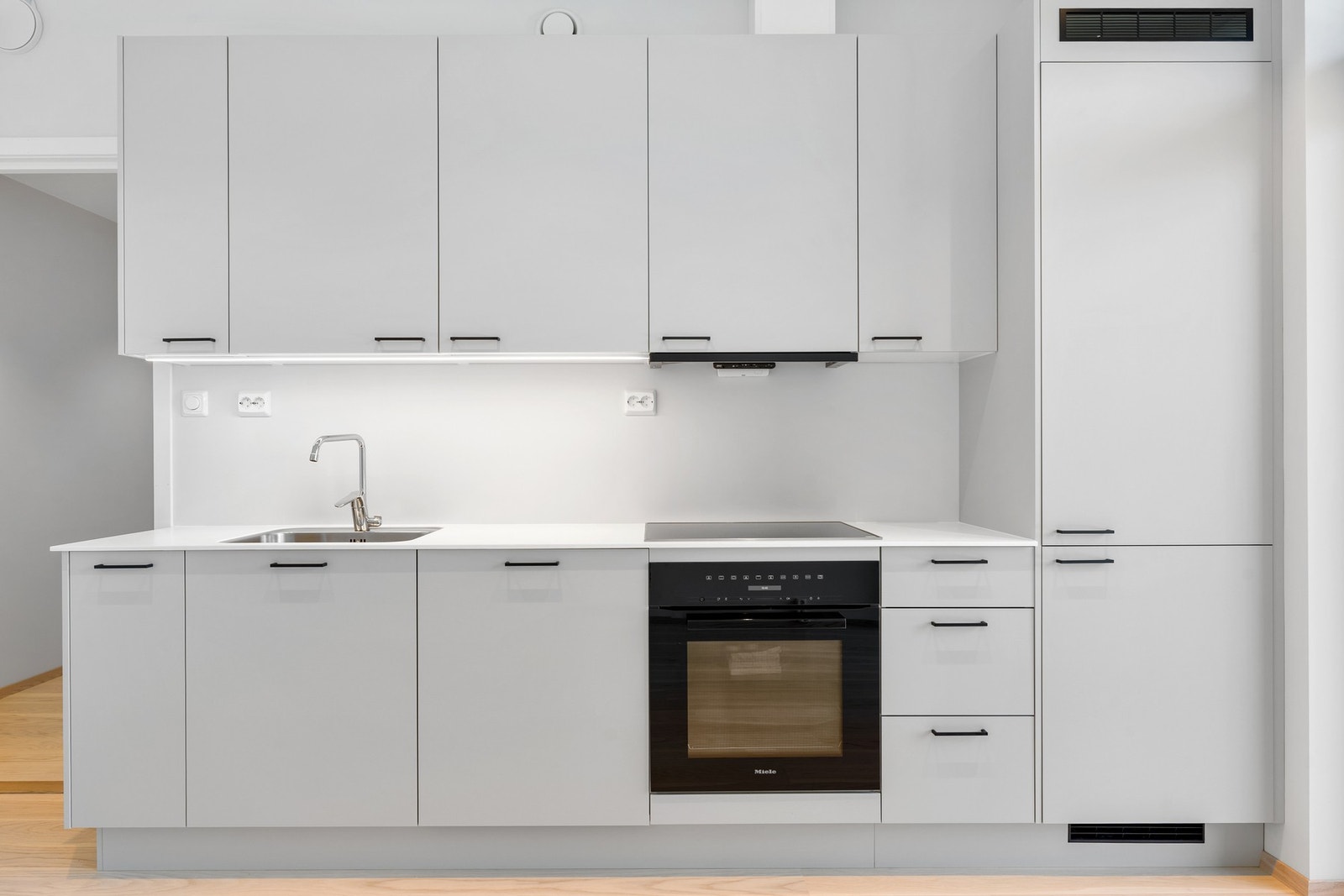 Lekkert kjøkken med integrerte hvitevarer fra Miele. Galleribilde