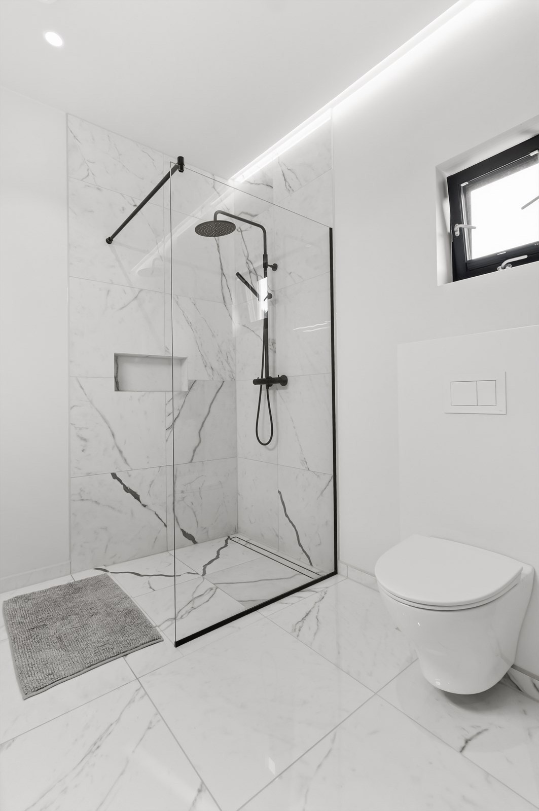 Bad/ wc til hovedsoverommet. Flislagt gulv. Galleribilde