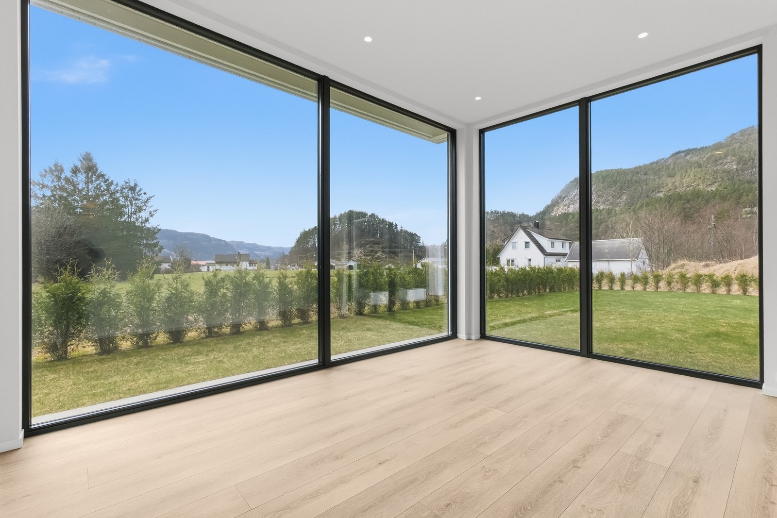 I andre enden av boligen er det en stor stue 2 med høy himling. Galleribilde