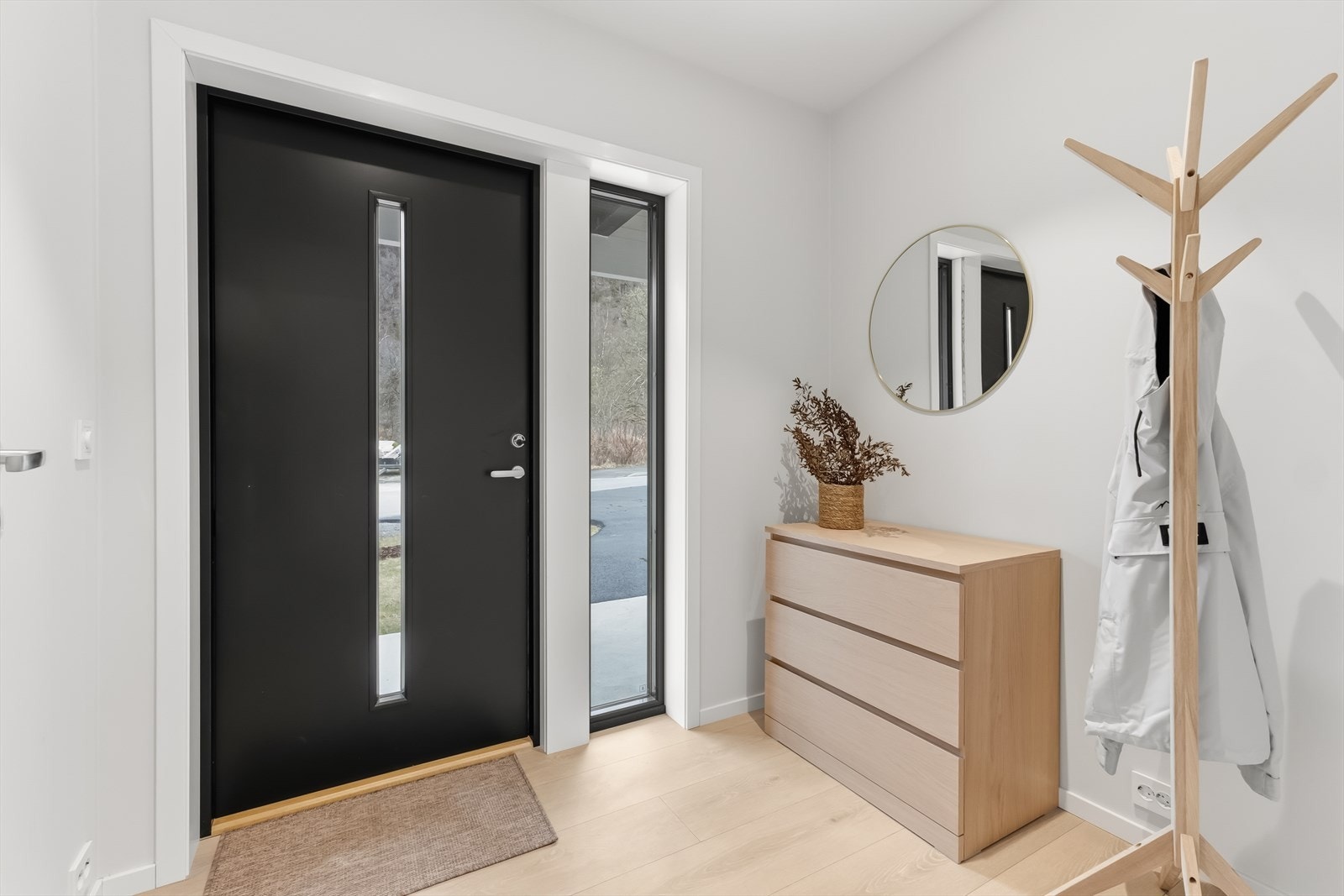 Inngangsparti med gode garderobeløsninger. Galleribilde