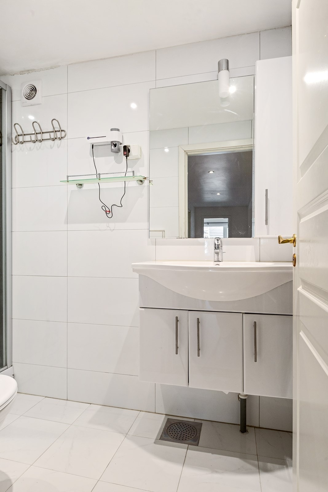 Badet nr 2 i underetg er flislagt med varmekabel i gulv- dusjkabinett, toalett og vask med underskap - ikke søkt godkjent i Sarpsborg kommune Galleribilde