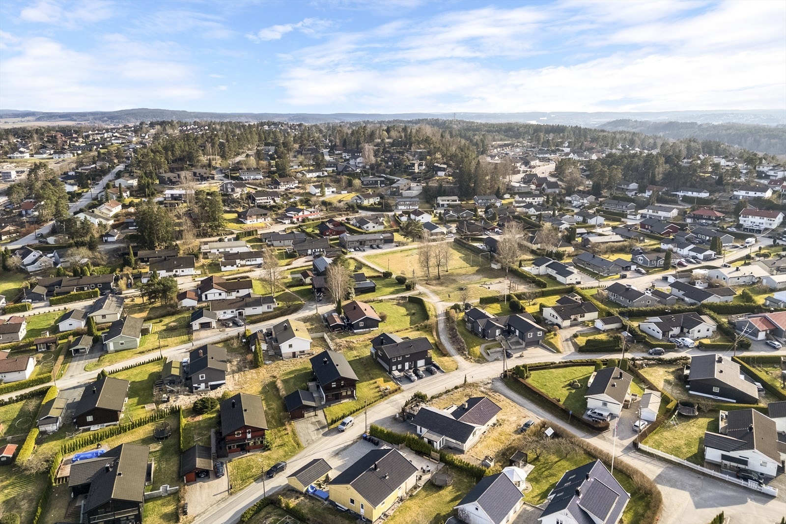 Dronefoto viser nabolaget på Grålum Galleribilde