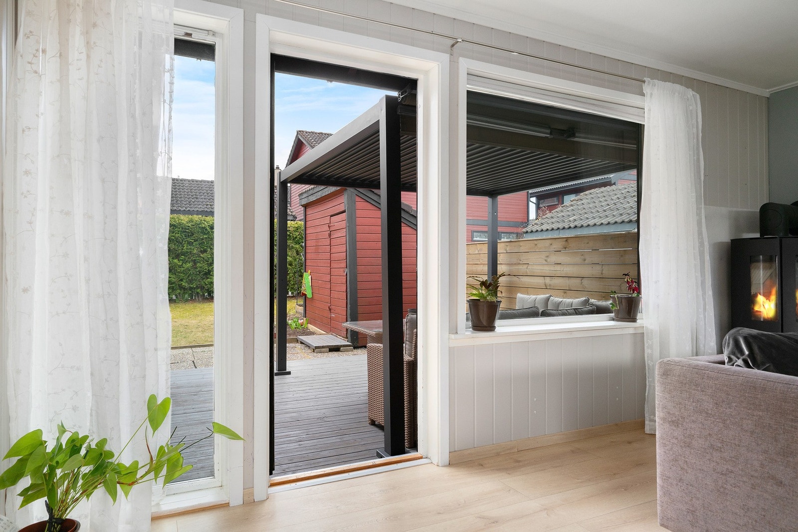 Fra stuen er det en hyggelig markterrasse med pergola og hyggelig, usjenert hage Galleribilde