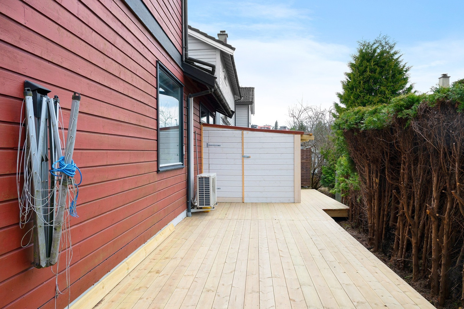 Det er terrasse på to sider av huset som sørger for gode solforhold. Galleribilde