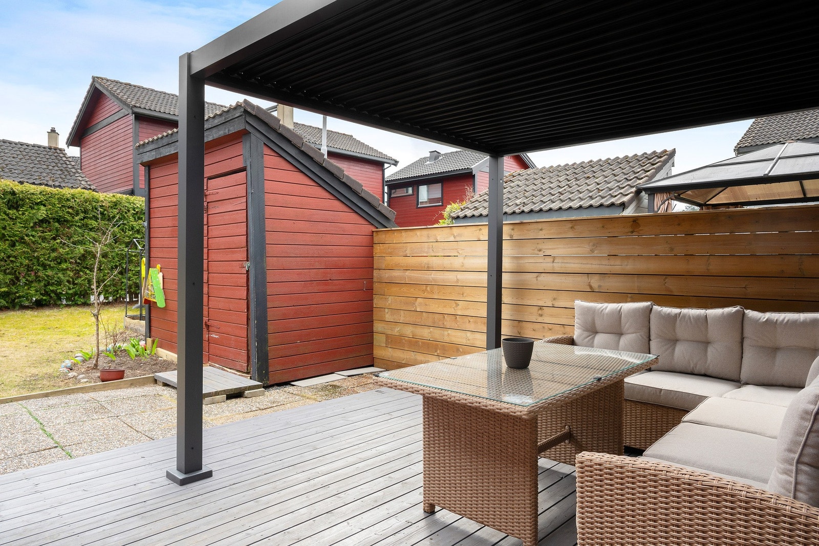 Terrasse med pergola og god plass til utemøbler. Galleribilde