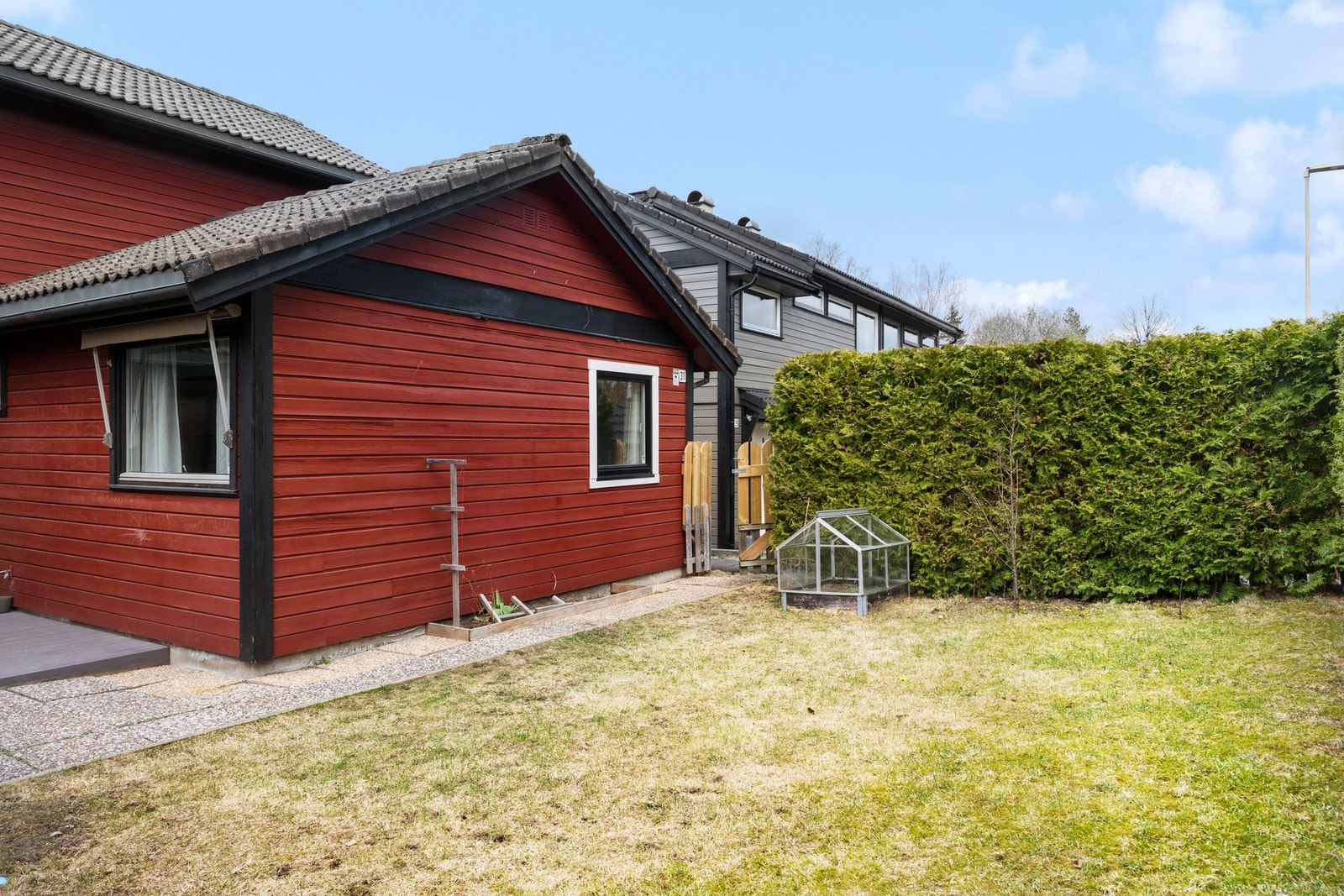 Stor og solrik hage. Galleribilde