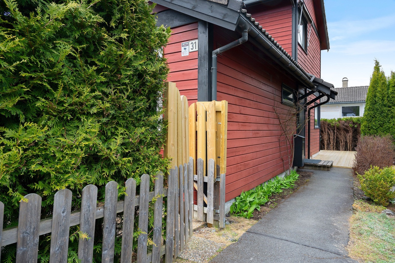 Asfaltert sti inn mot huset. Galleribilde