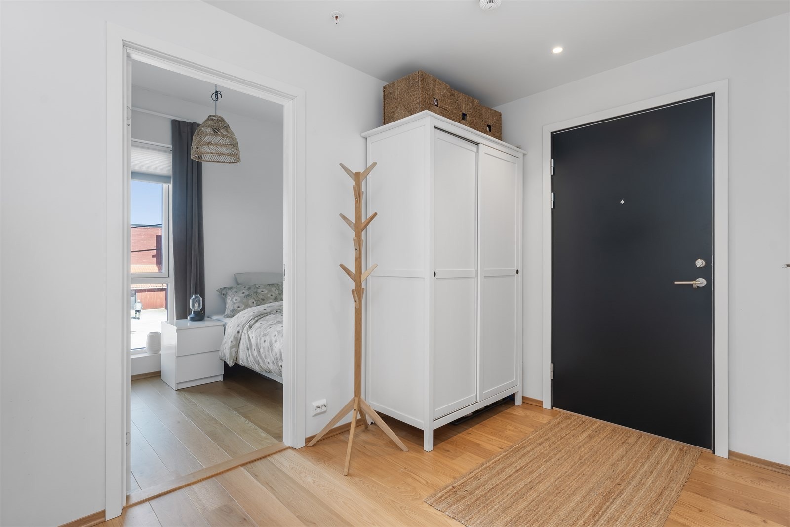 Gangen er romslig med fin plass til garderobe og oppheng for ytterklær. Galleribilde
