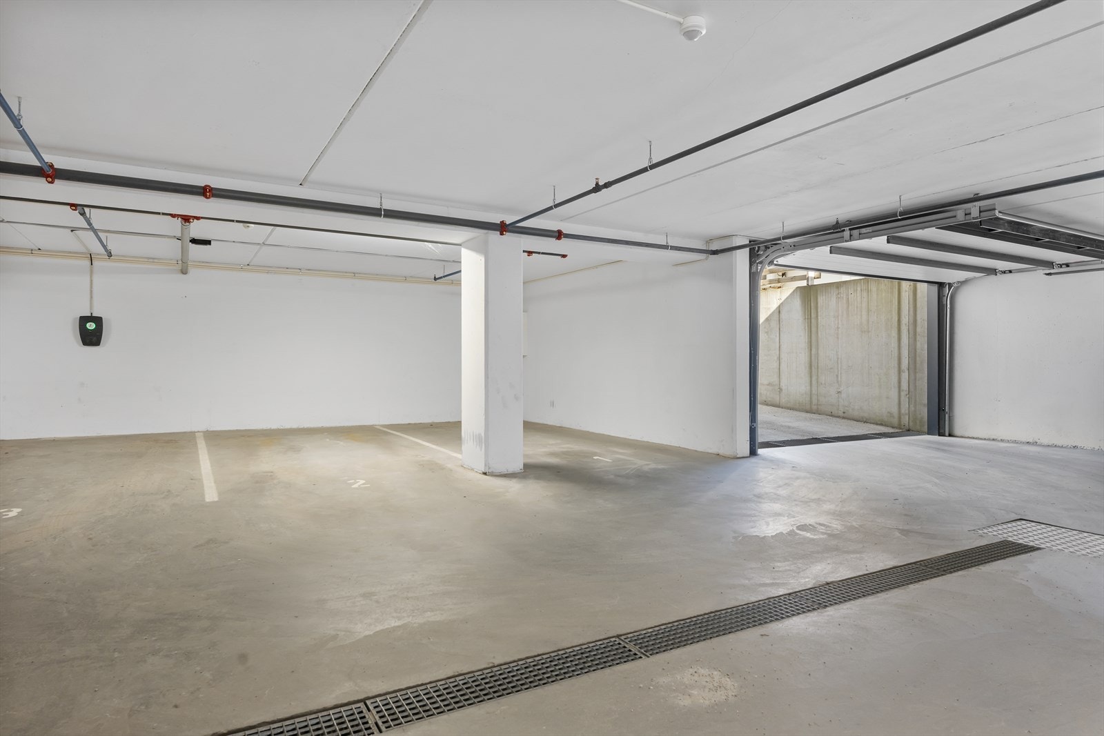 P-plass i kjeller. Galleribilde