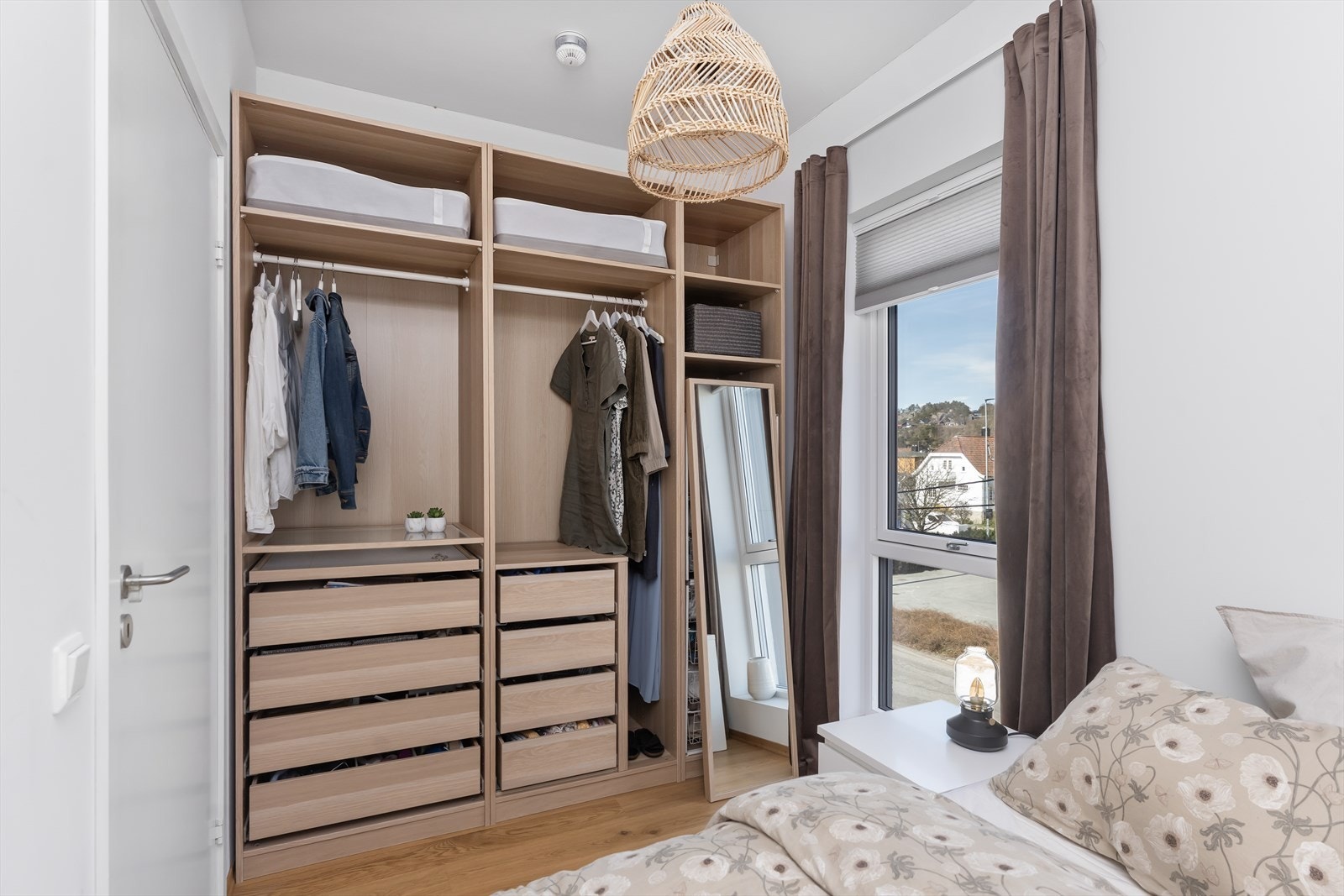 Rommet har en fin størrelse og plasstilpasset garderobe som følger..jpg Galleribilde