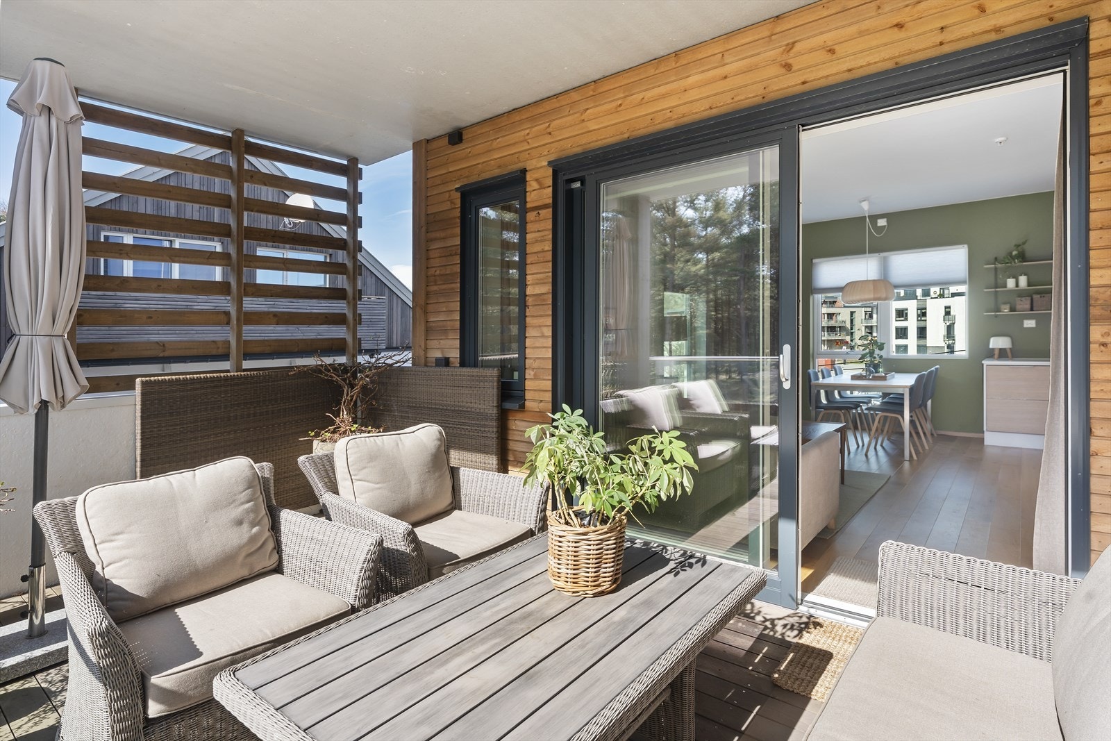 Balkongen blir som et ekstra rom på vår og sommer. Her er plass til stor utegruppe, grill mm. Galleribilde