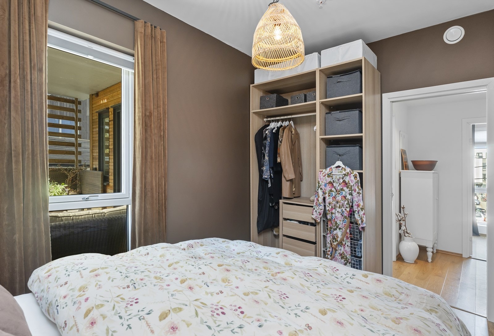 Også her er garderobe som følger. Vindu ut mot balkongen. Galleribilde