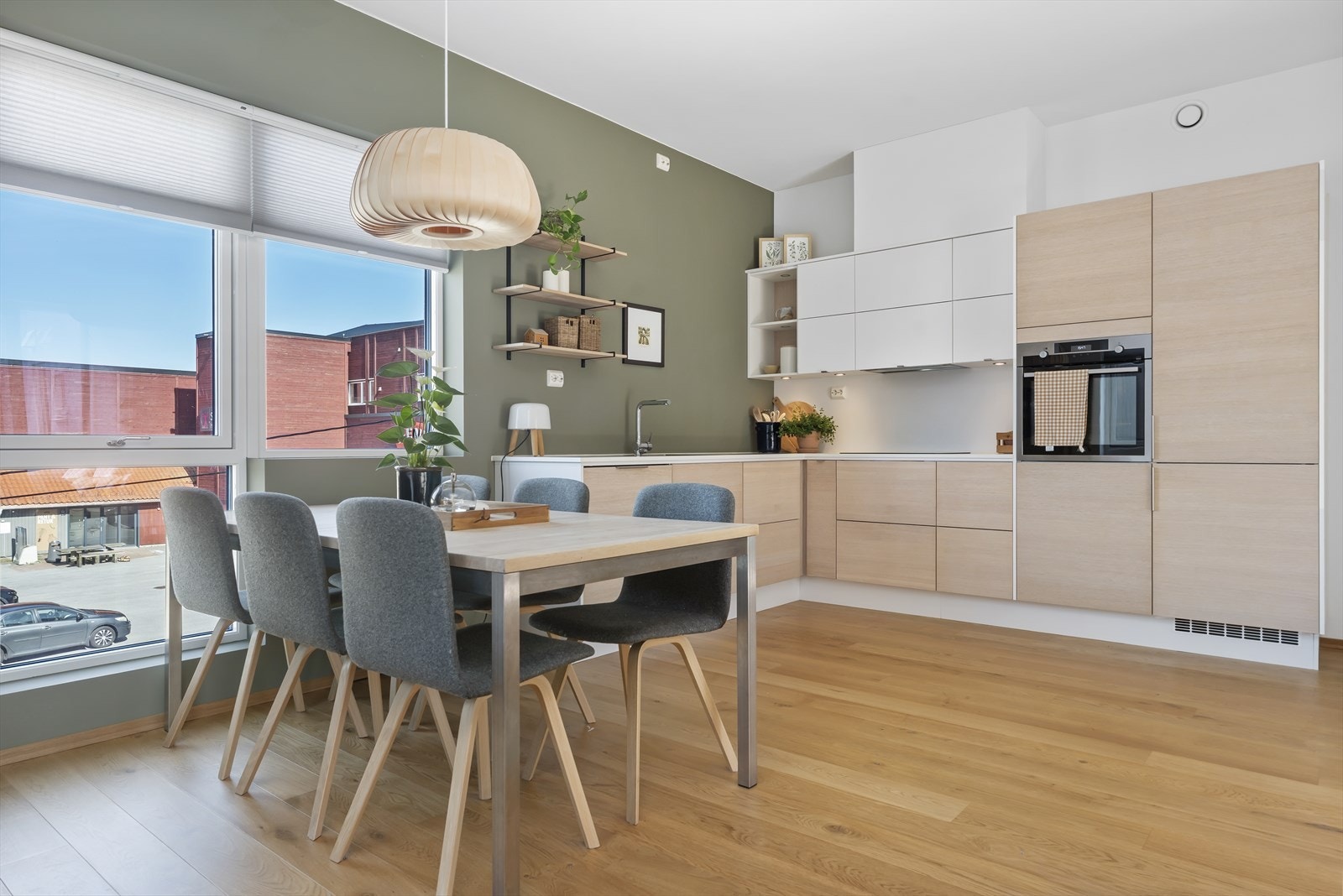 Her er fin plass til spisebord og gjester. Galleribilde