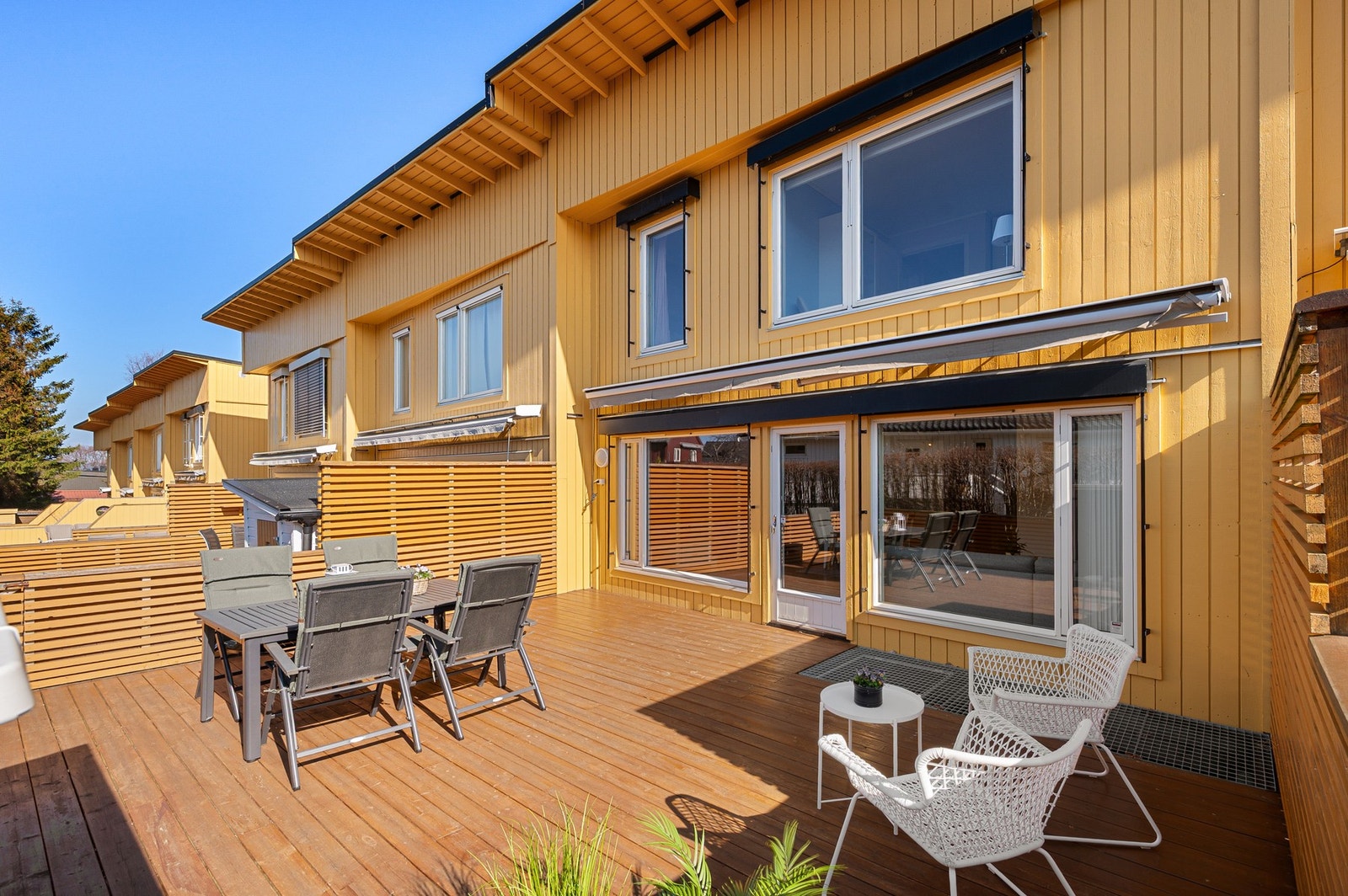 Terrassen er på gode 36,5m². Her er det rikelig med plass til flere sittegrupper. Galleribilde