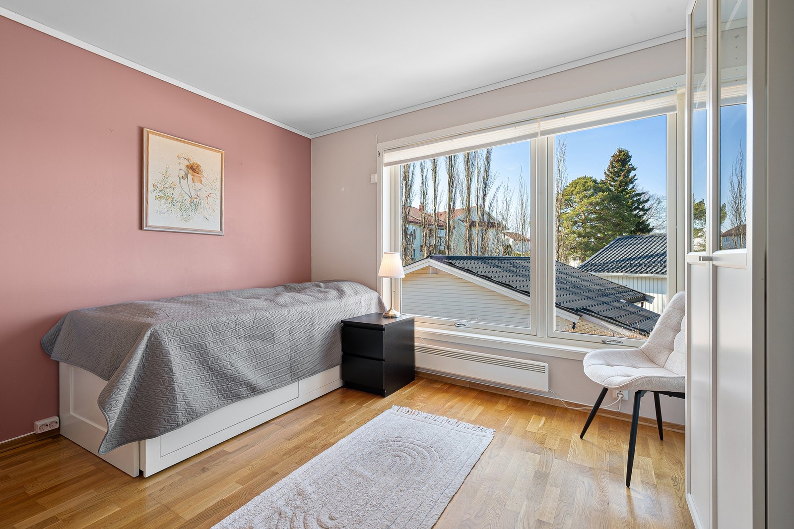 Her er det rikelig med plass til ønsket soveromsmøblement. Galleribilde