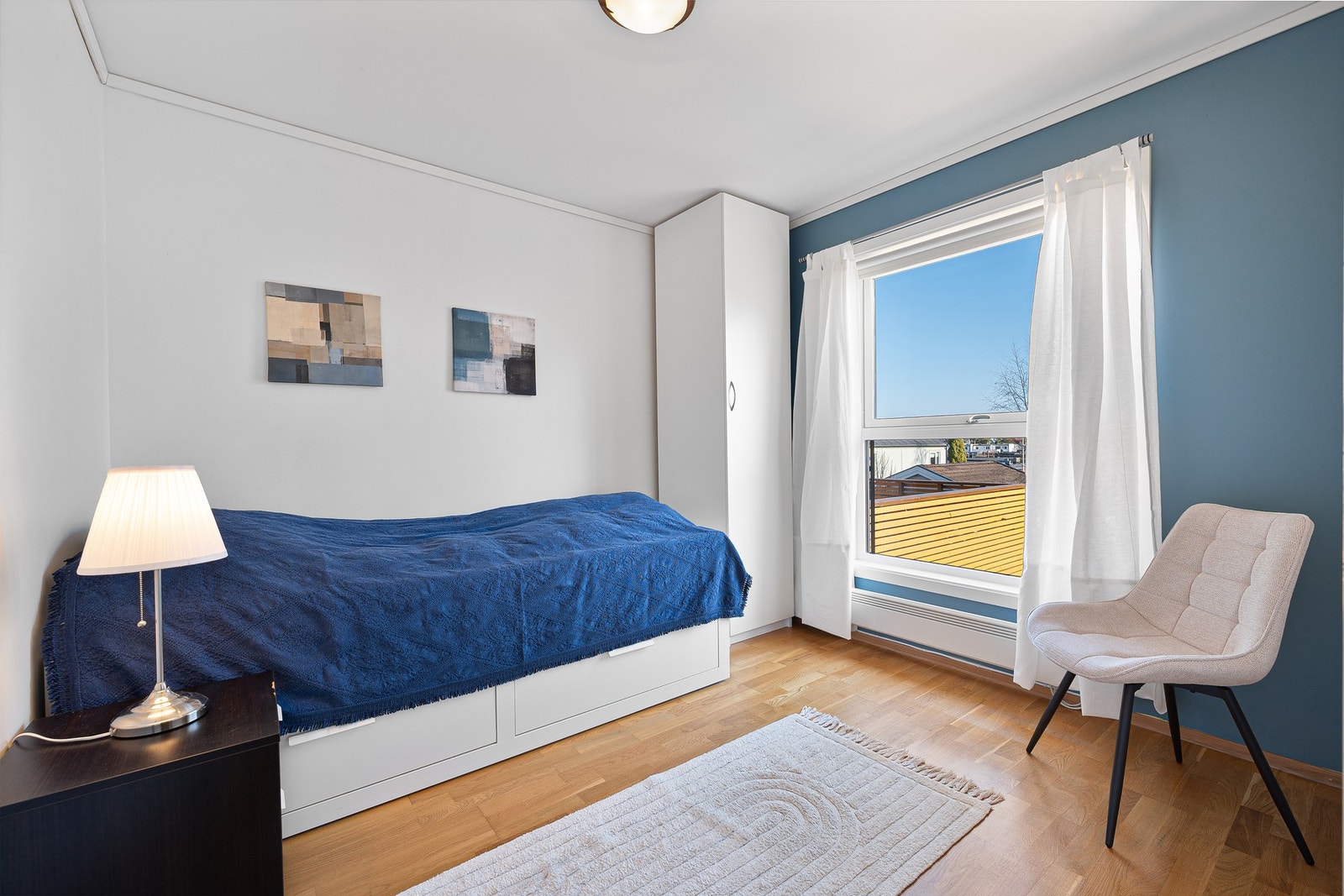 Soverom 3 med god plass til ønsket soveromsmøblement og godt med naturlig lysinnslipp. Galleribilde