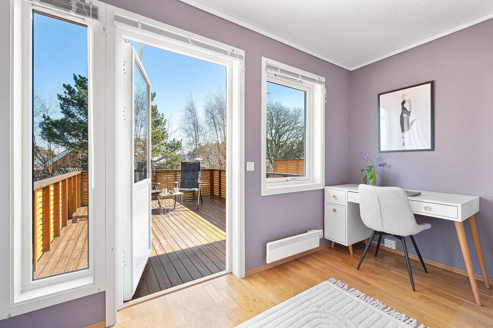 Fra soverommet har du utgang til ekstra altan på taket av carporten. Galleribilde