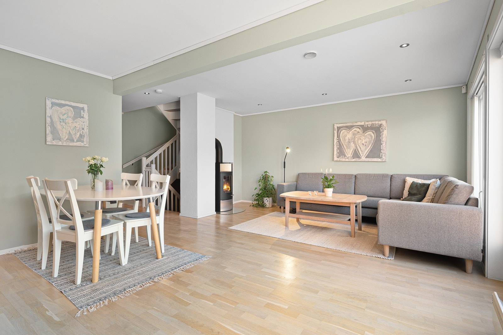 Stuen er malt i lyse og behagelige farger med moderne spot belysning i taket. Galleribilde