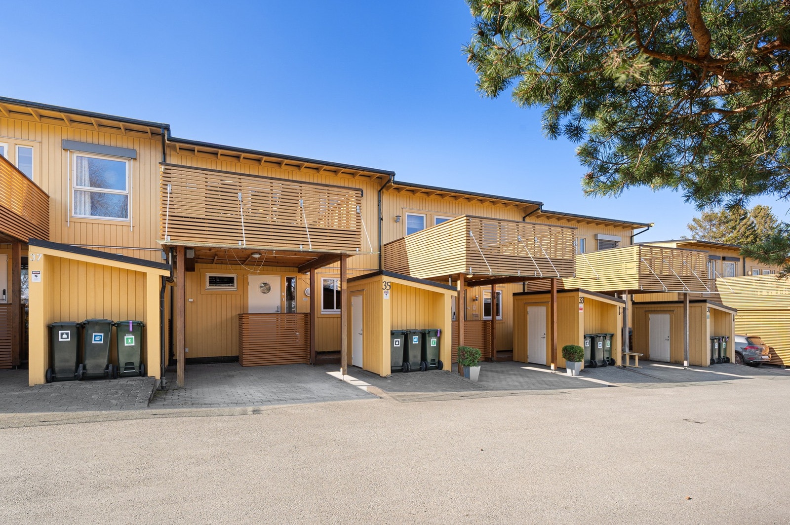 Utenfor boligen har man gode parkeringsmuligheter i carport. Galleribilde