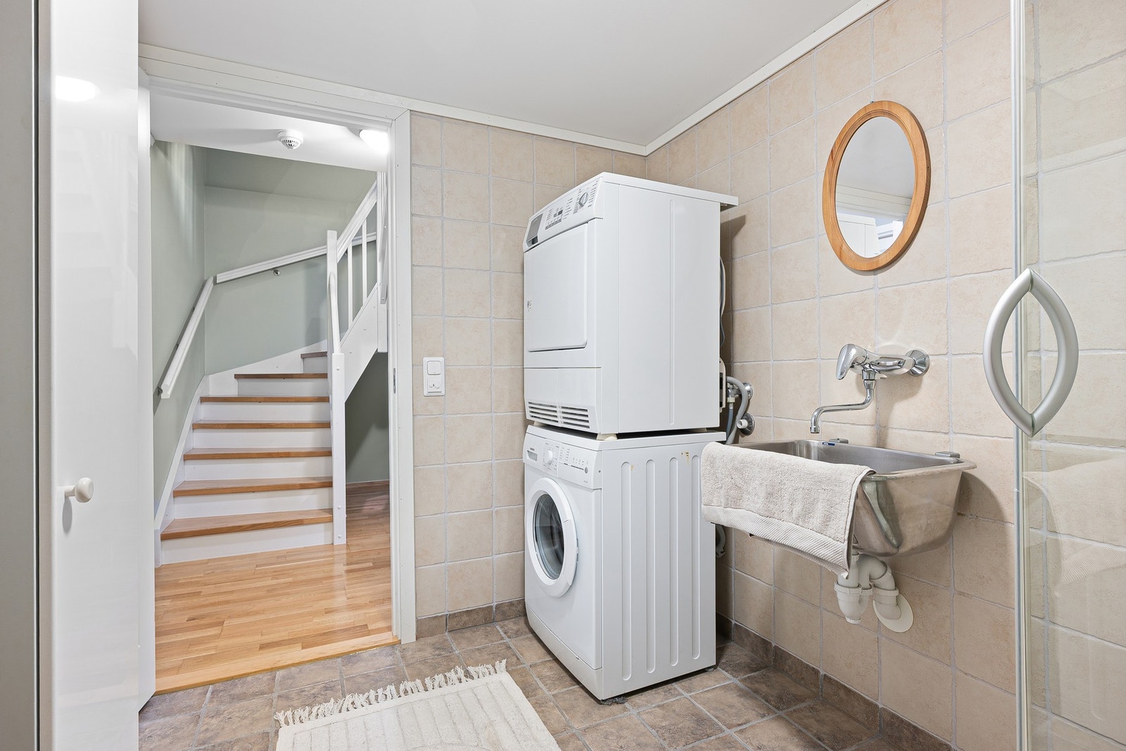 Badet er utstyr med opplegg for vaskemaskin, dusj, toalett og et vegghengt skyllekar. Galleribilde