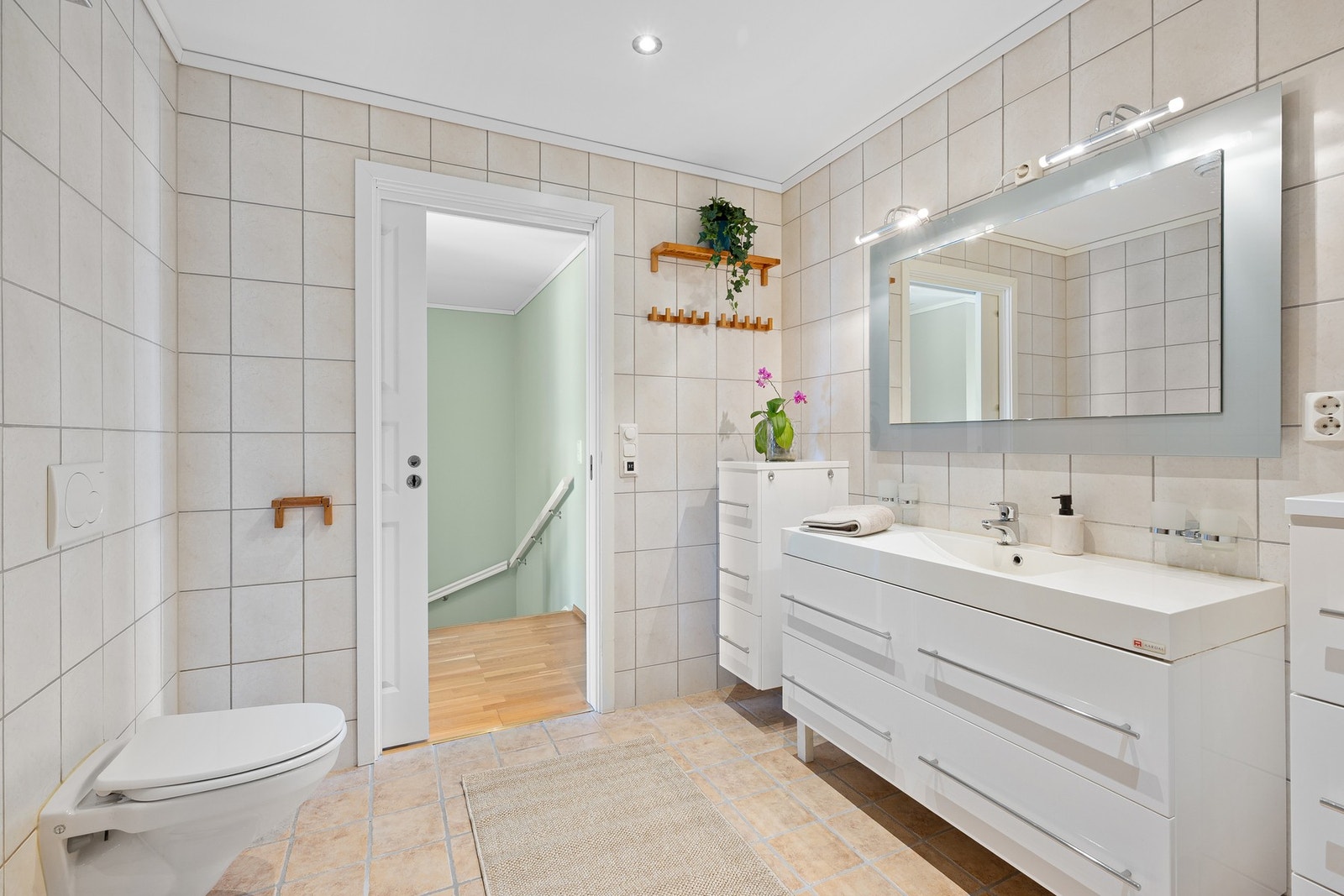 Her har man et lyst og flislagt bad på 6,6m² med alt man trenger. Galleribilde