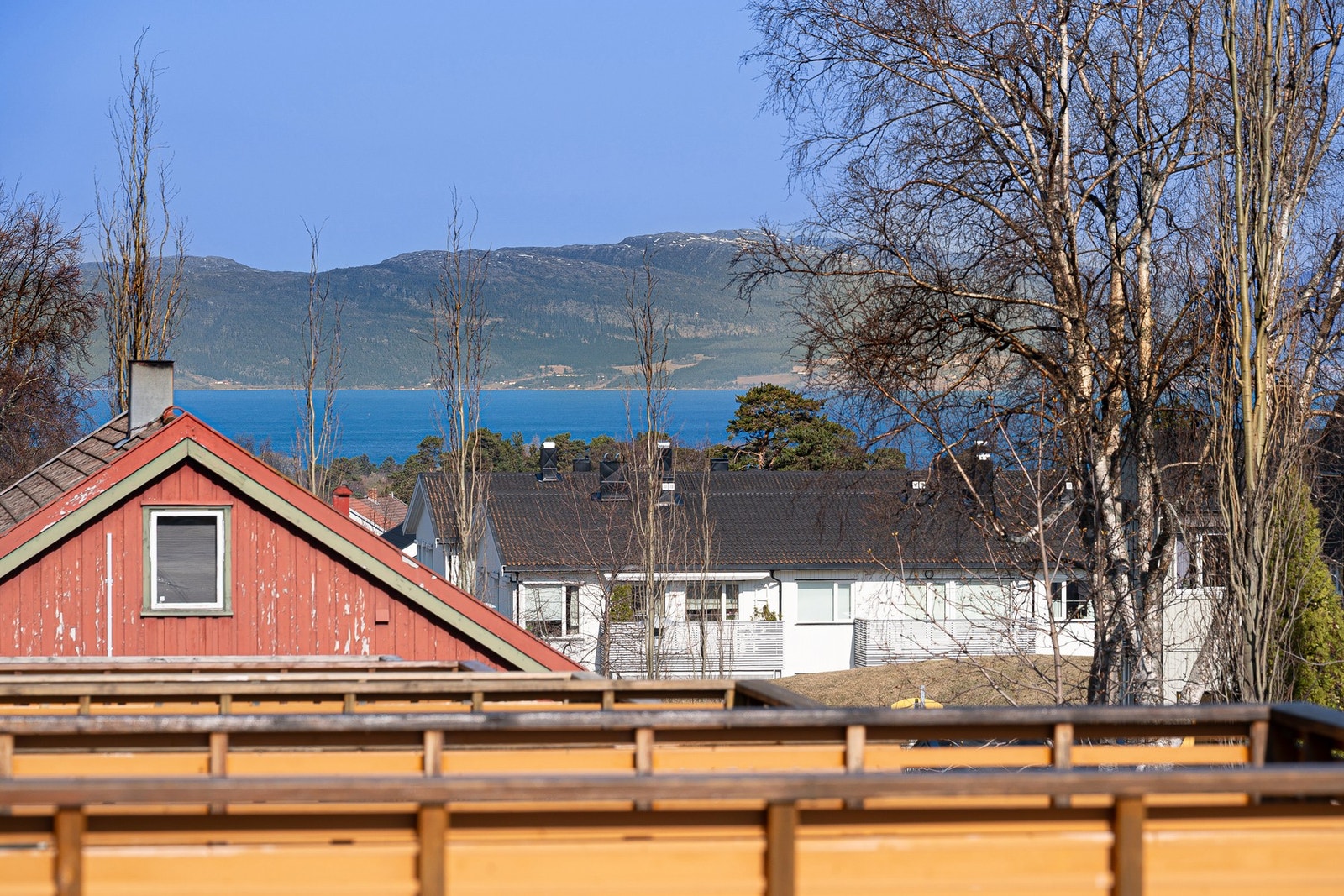 Fra altan har man utsikt mot Trondheimsfjorden. Galleribilde