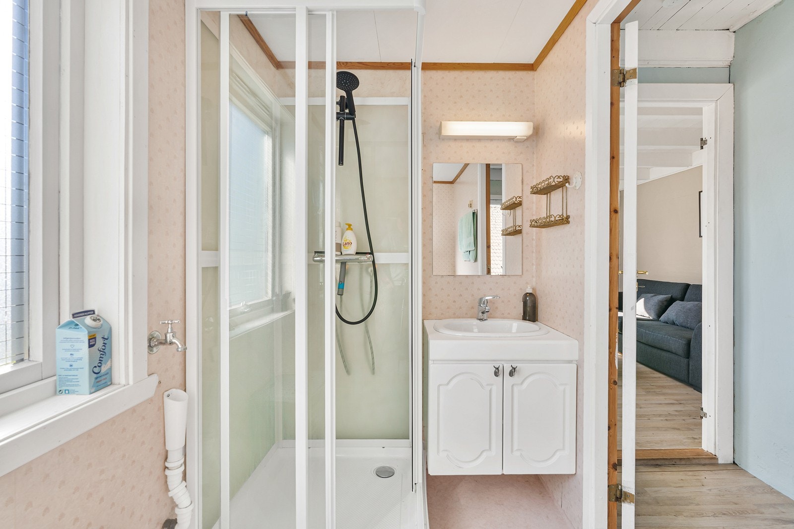 Badet er innredet med baderomsinnredning med servant, dusjkabinett og toalett. Galleribilde