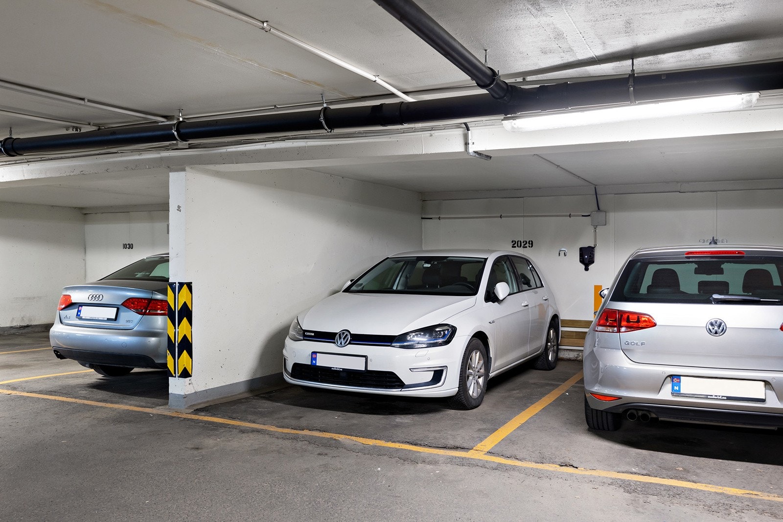 Parkeringsplass m/lader i felles garasjeanlegg Galleribilde