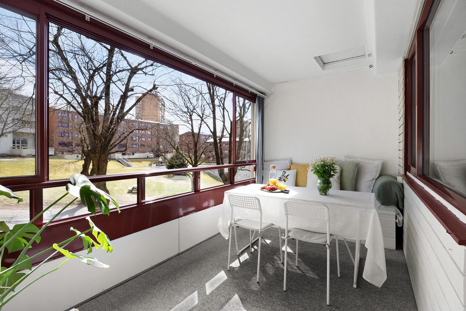 Innglasset balkong på 10 kvm med gode solforhold. Galleribilde