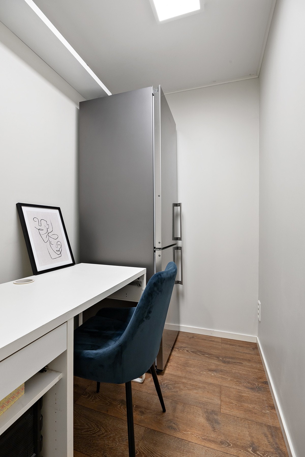 Innvendig bod med flere muligheter. Her som arbeidsstasjon/kontor. Galleribilde