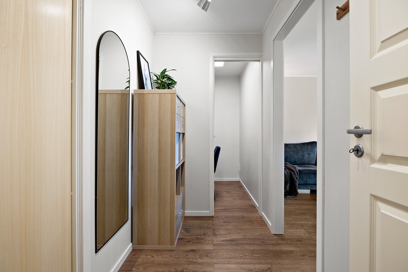 Lys og tiltalende entré med adkomst til leilghetens stue, bad og bod. Galleribilde