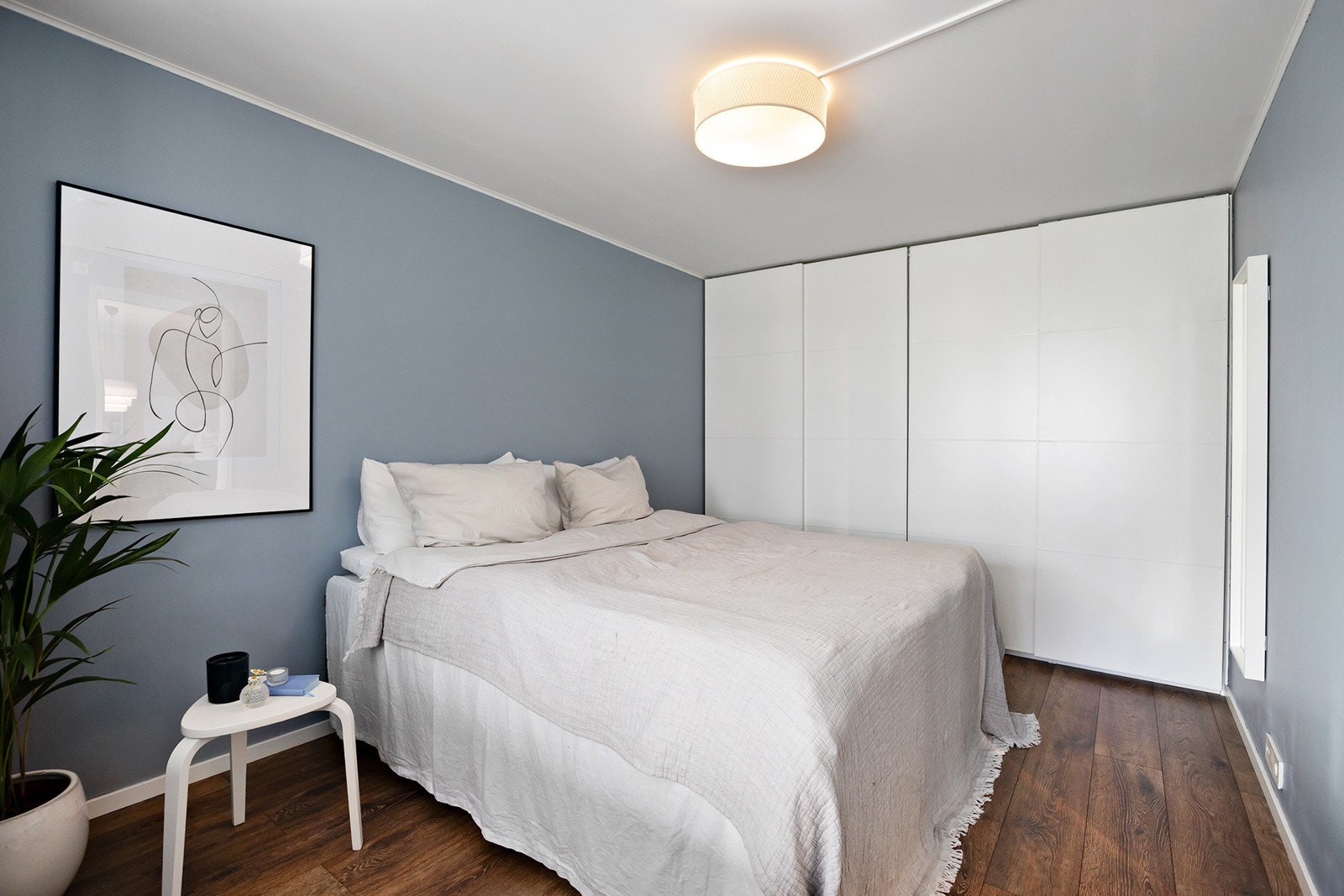 Romslig soverom med god plass til dobbeltseng og nattbord. Soverommet har en stor og praktisk skyvedørsgarderobe for oppbevaring. Galleribilde