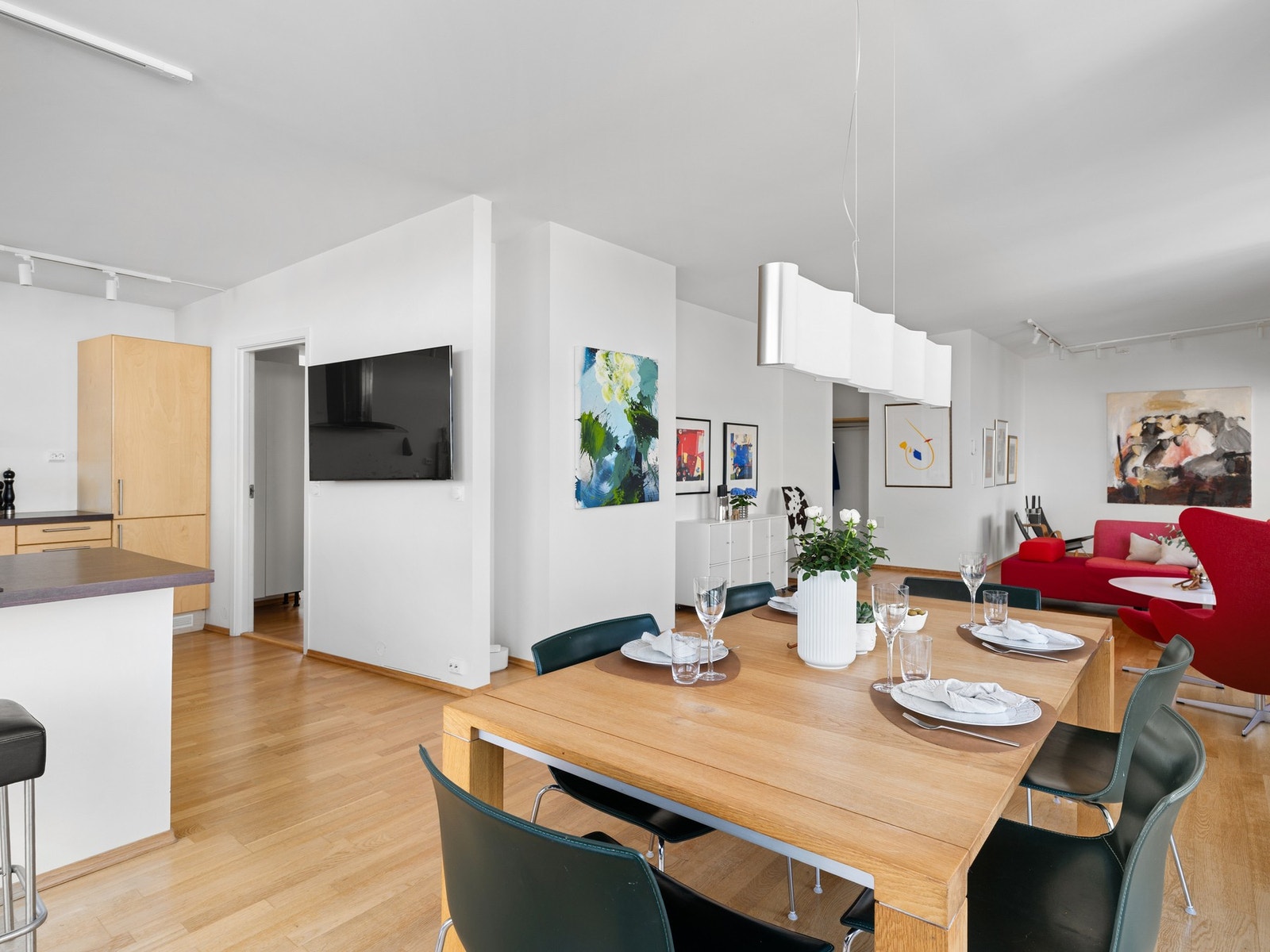 Stuen er i dag innredet med en komfortabel sittegruppe og spisebord. Galleribilde