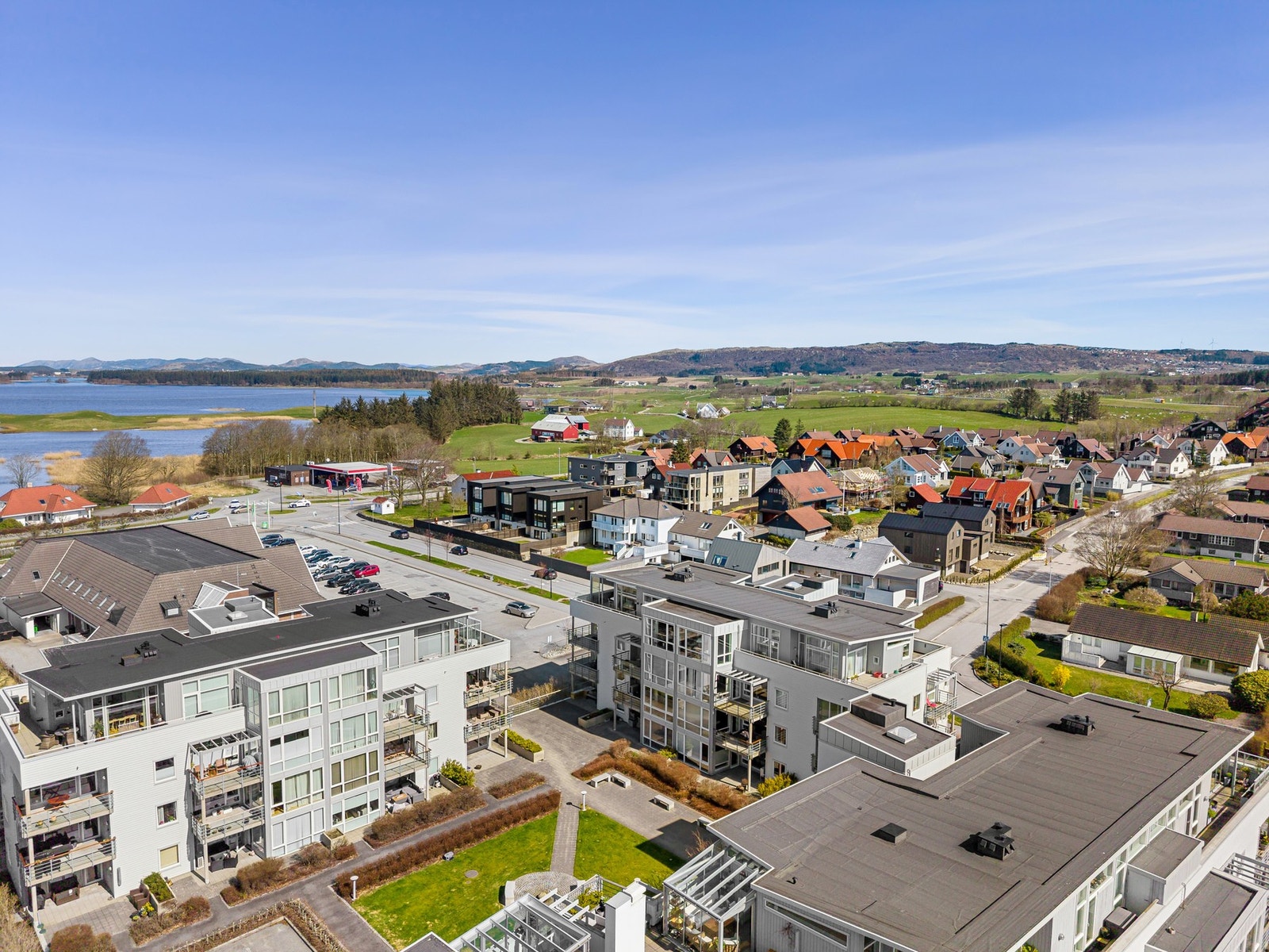 Boligen har gangavstand til Bryne sentrum med alle de fasiliteter byen kan tilby. Galleribilde