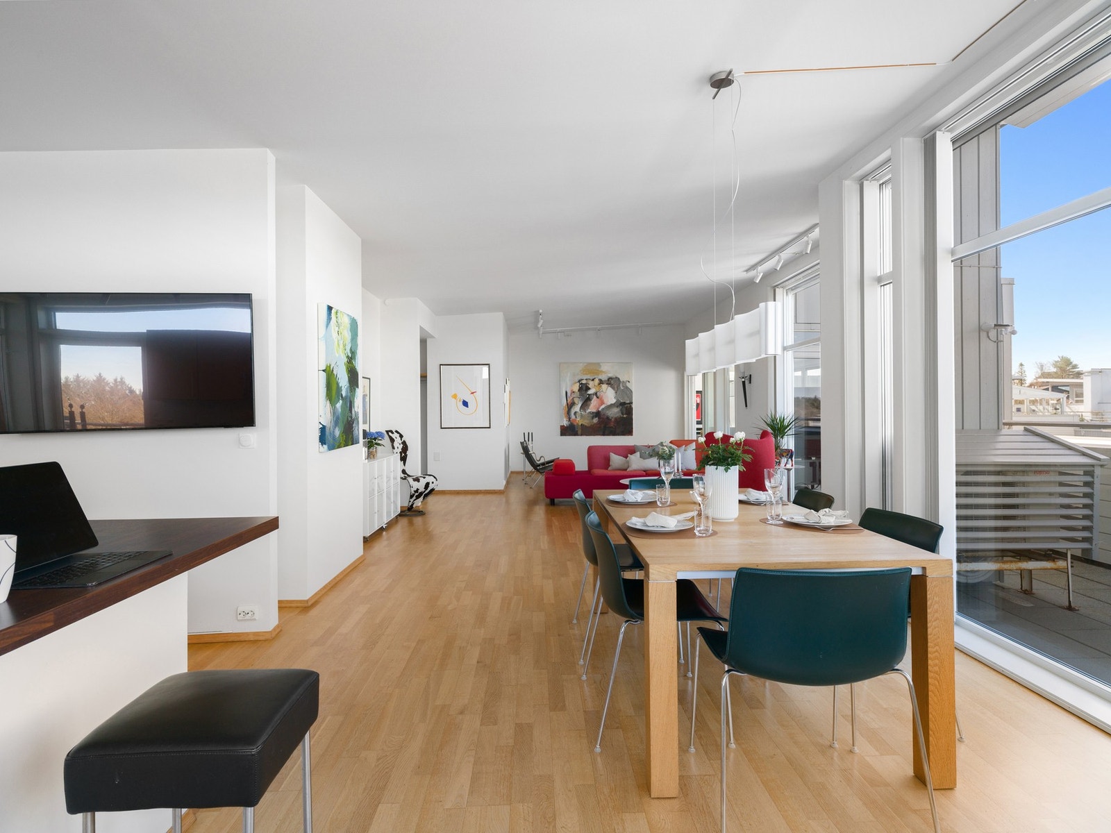 I forlengelse av kjøkkenet har man også plass til spisebord. Galleribilde