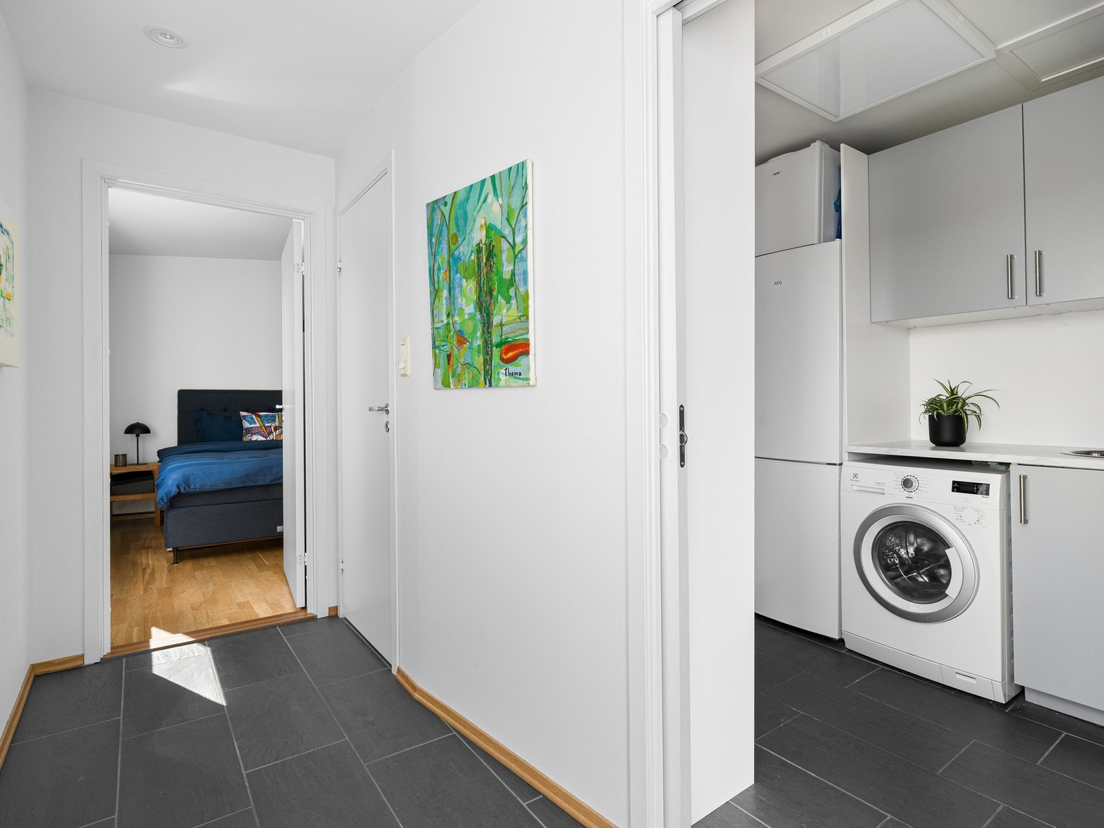 Boligen har et praktisk vaskerom med funksjonell innredning med servant og opplegg for vaskemaskin. Galleribilde