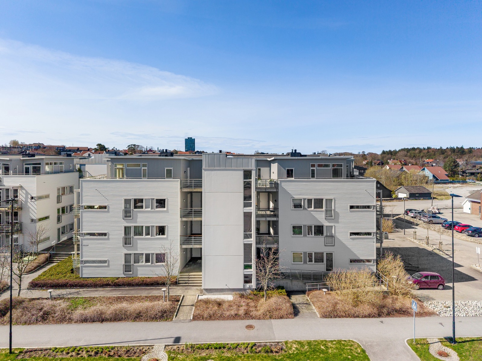 Leiligheten har 2 parkeringsplasser i garasjeanlegg. Galleribilde