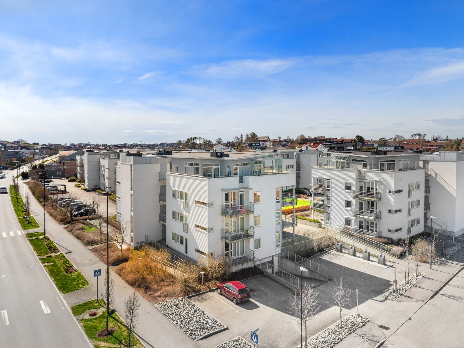 Leiligheten er beliggende i et populært og etablert boligområde på Rosseland/Bryne - med innkjørsel ved KIWI Rosseland. Galleribilde