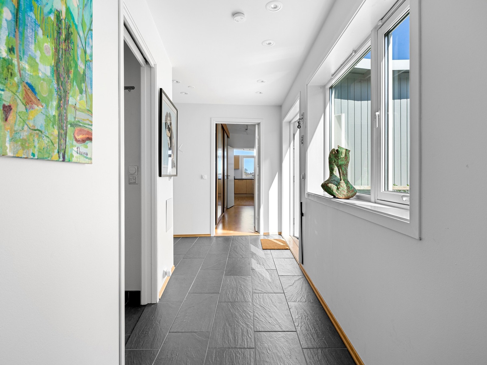 Her er det godt med plass til å henge fra seg yttertøy og sette fra seg sko. Galleribilde