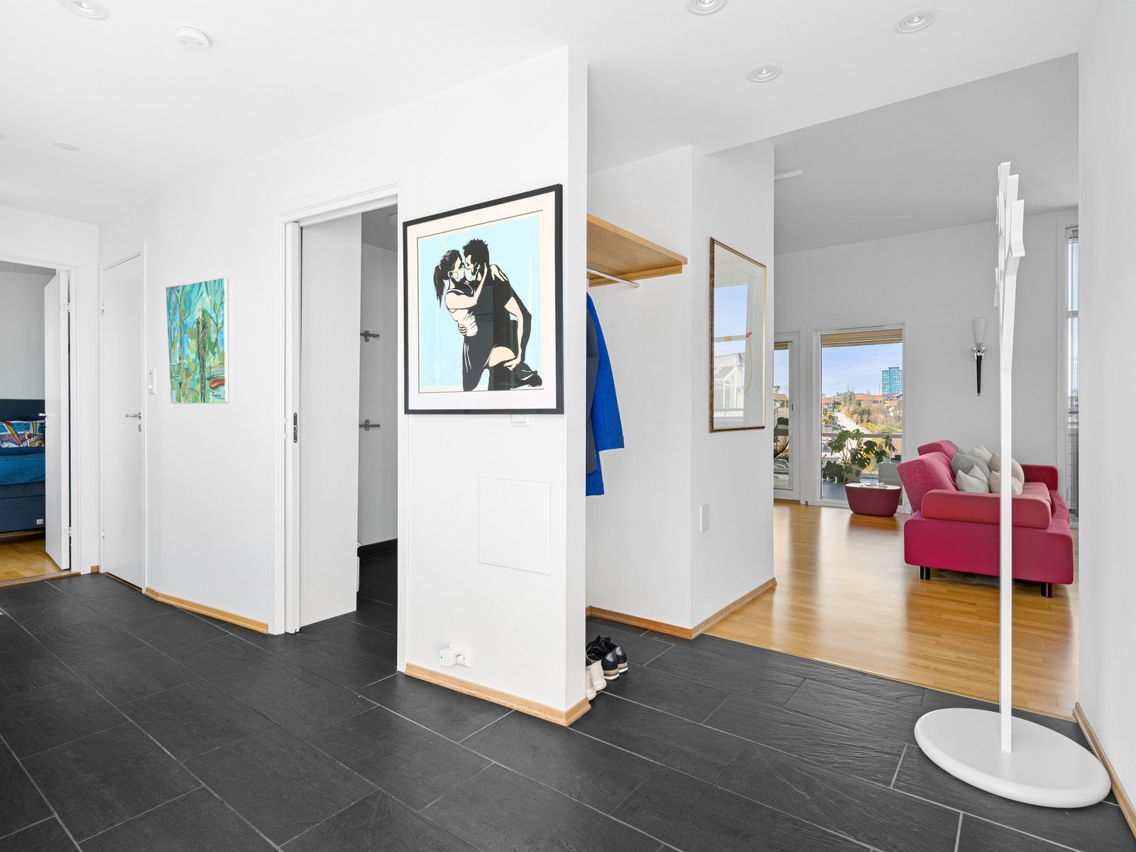 Entréen gir et godt førsteinntrykk og er lys og innbydende. Galleribilde