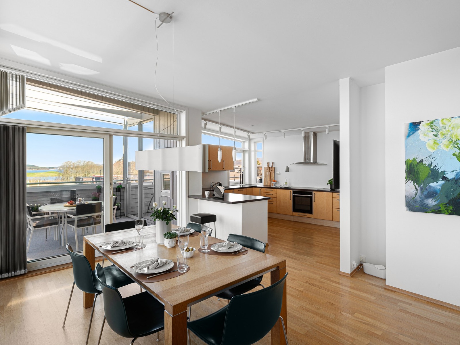 Den åpne løsningen mot spiseområdet skaper en sosial atmosfære, perfekt for både til hverdags og når du har gjester. Galleribilde